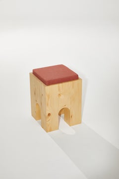 ARC-F4 Hocker aus Fichtenholz und rotem Sitzkissen von Heilig Objects