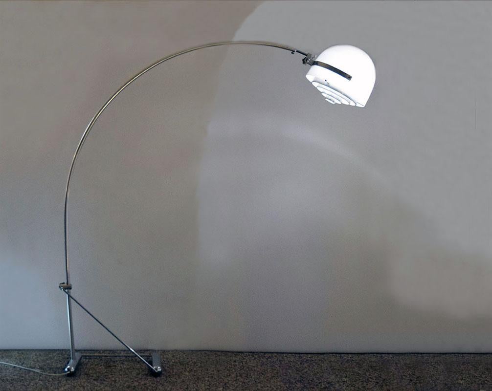 Arc floor lamp Italian production 1970s.
Aluminum and steel structure, perpex lampshade with aluminum grid for light diffusion.
Adjustable in height and length.
In excellent condition.