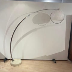 Lampada da terra ad arco di Guzzini, alluminio, travertino, Italia circa 1970