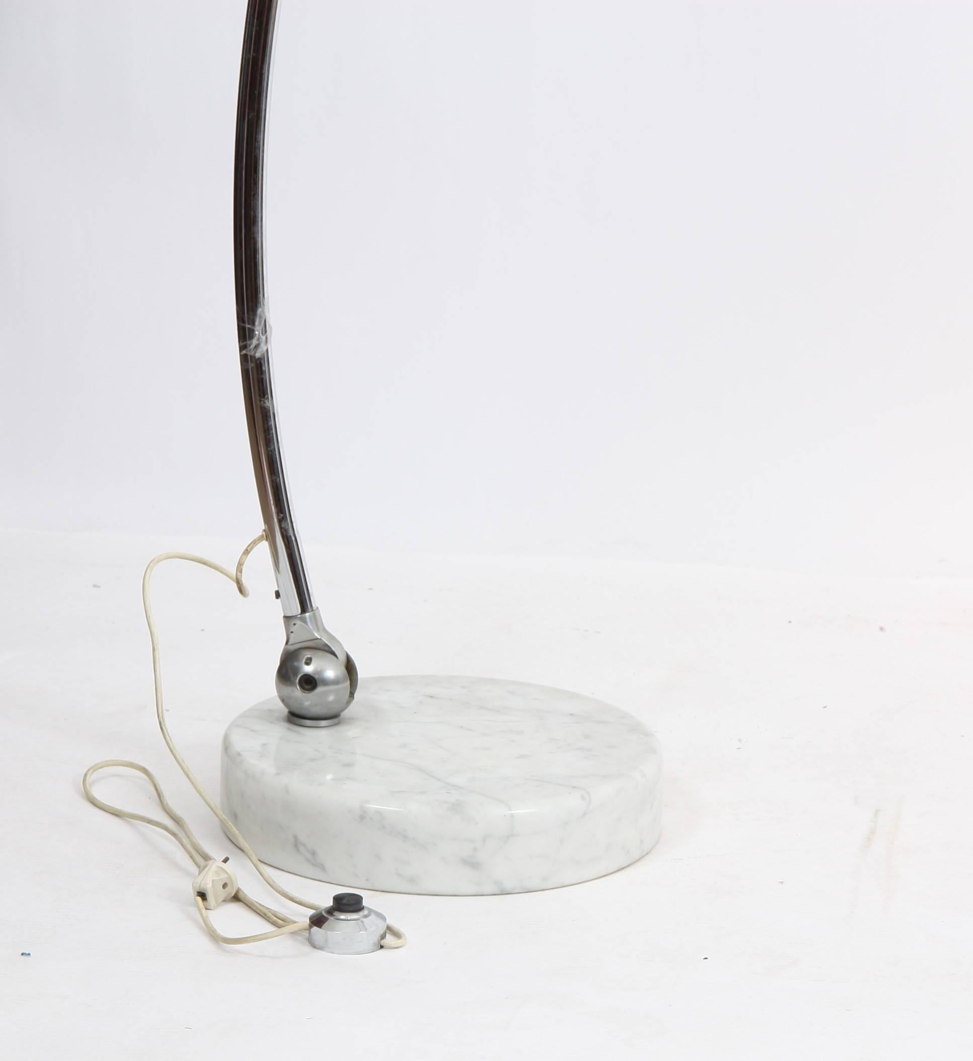 1960s arc floor lamp, composed of a white marble base, an extendable chrome-plated metal shaft and a beige molded plastic shade.
Good overall and working condition.