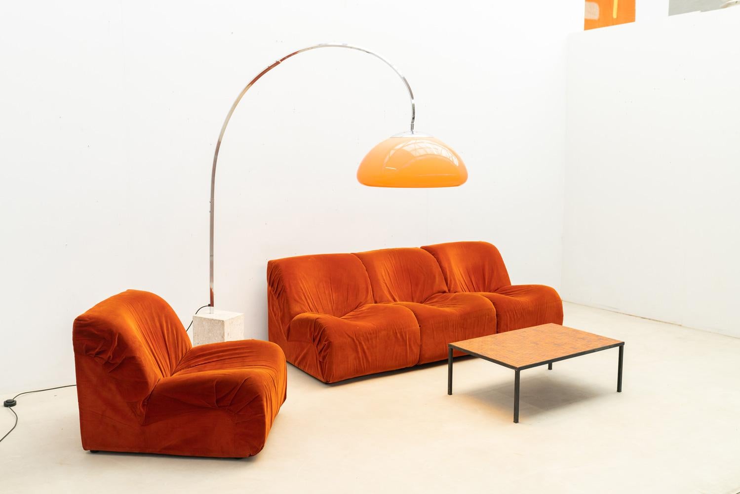 Lámpara de pie de arco regulable con pantalla acrílica naranja. 
Ten en cuenta que hay una pequeña imperfección en el plástico de debajo de la pantalla (ver foto).

Buen estado vintage en general.

No dudes en ponerte en contacto con nosotros para