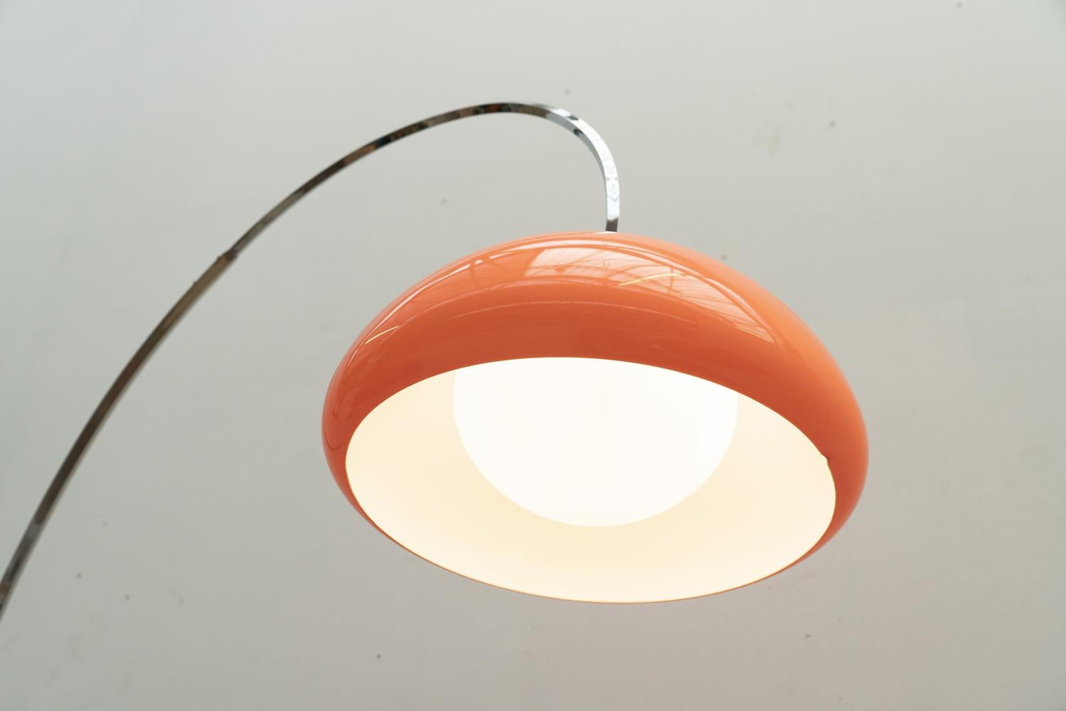 Lámpara de pie de arco en acrílico naranja, Alemania Años 70 Era espacial