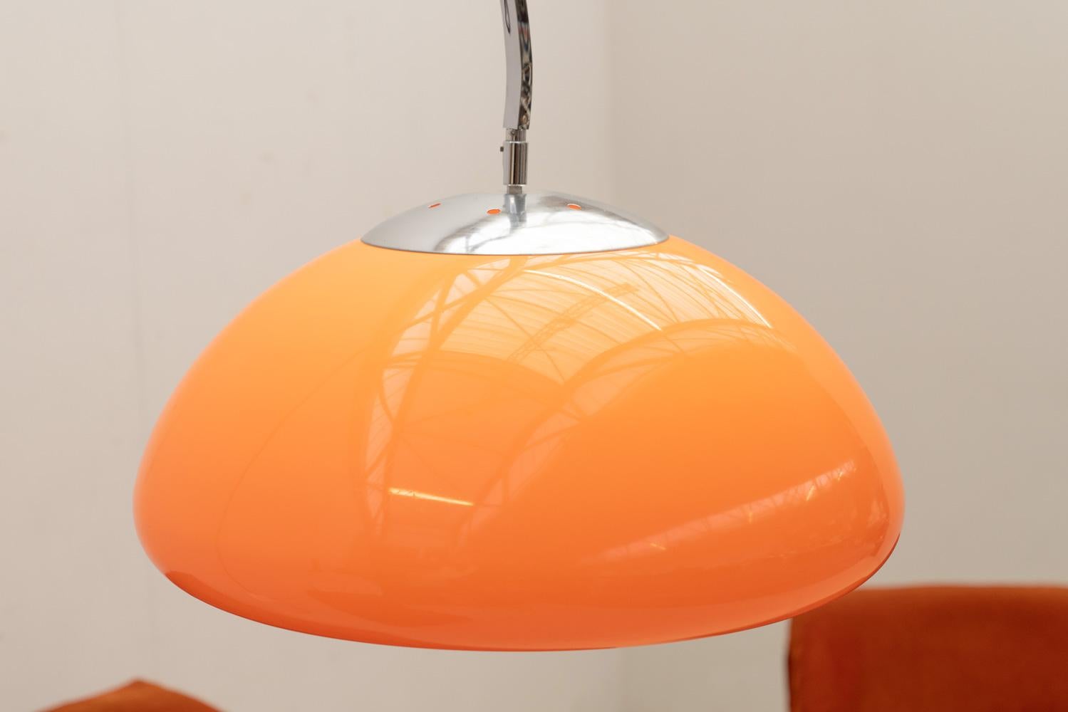 Lámpara de pie de arco en acrílico naranja, Alemania Años 70 en Bueno Estado en Brussels, BE