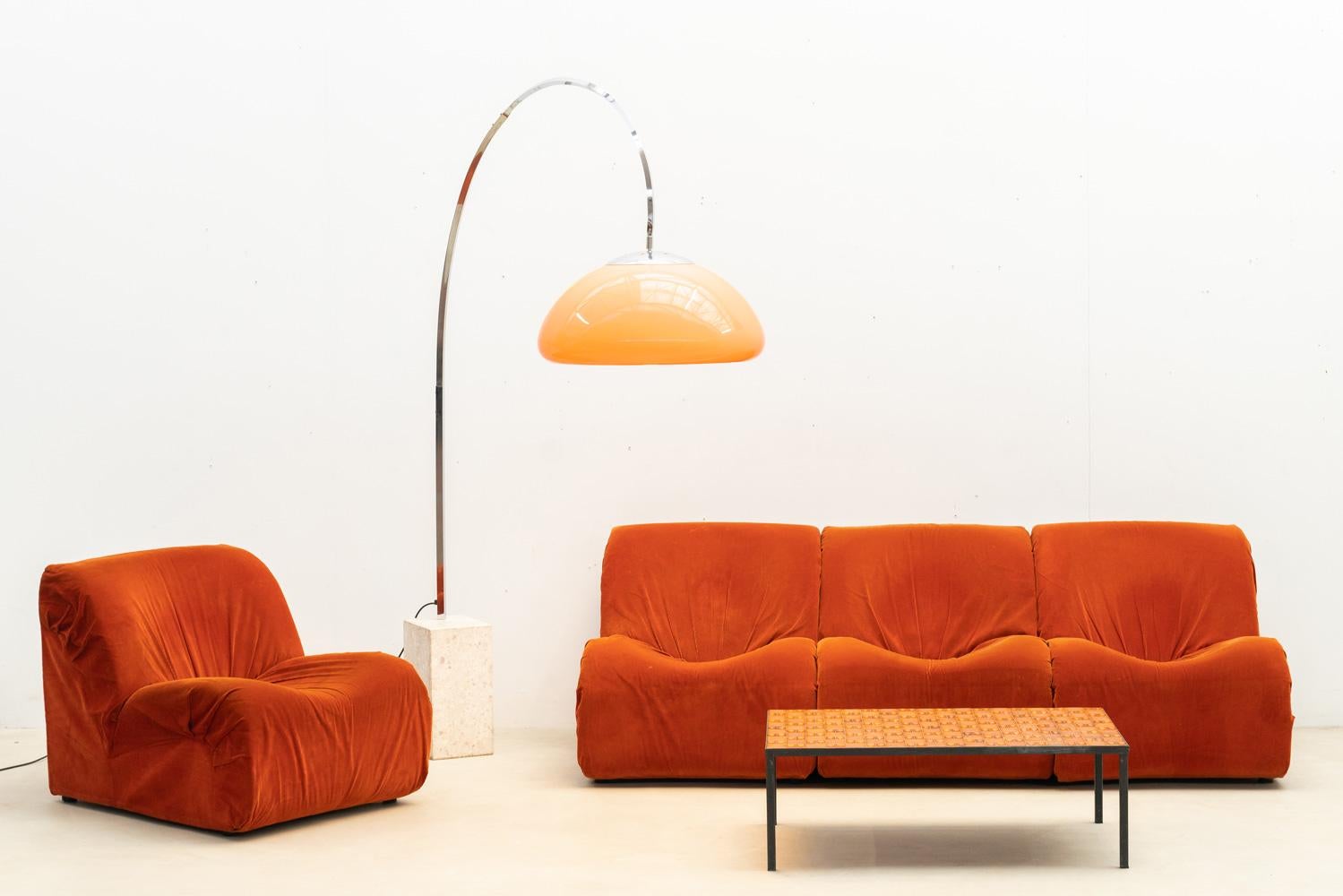Lámpara de pie de arco en acrílico naranja, Alemania Años 70 Cromo
