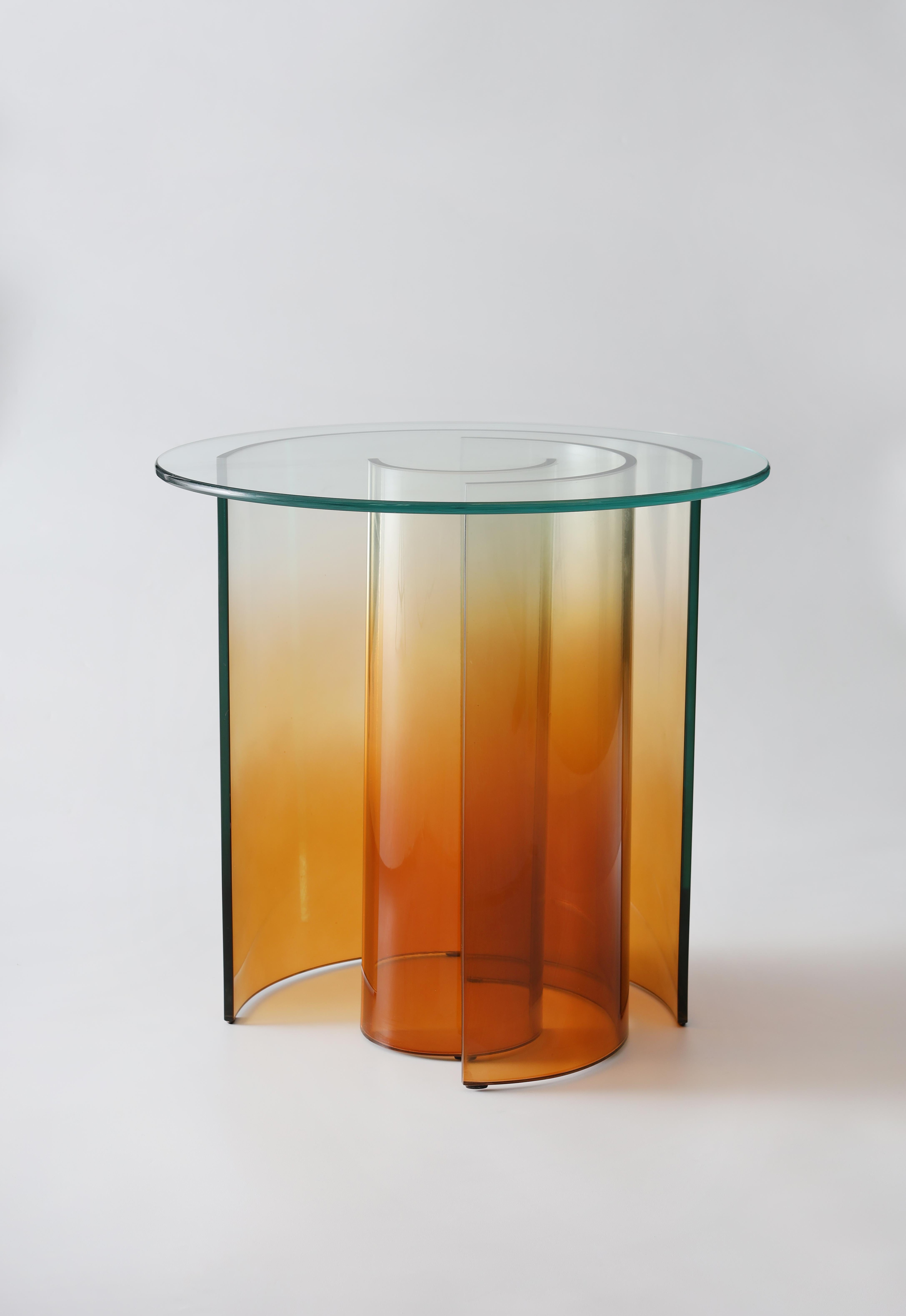 table d'appoint avec plateau en verre transparent et base avec peinture dégradée