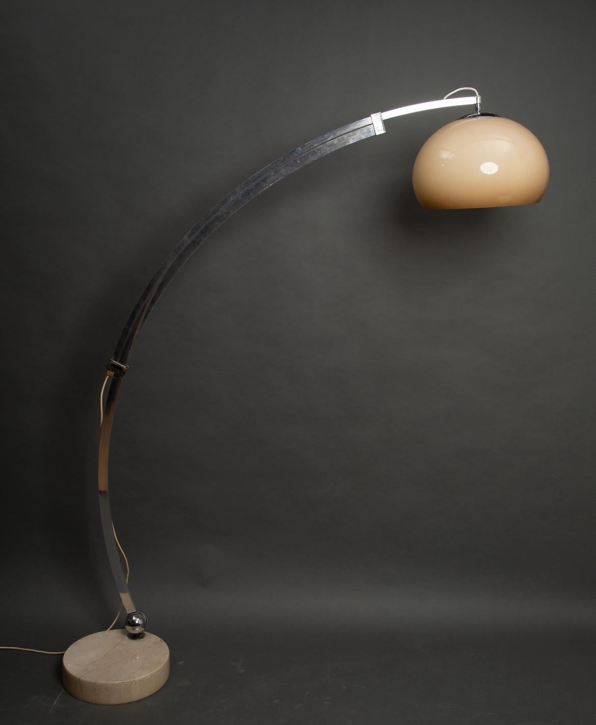 A 1970s arched floor lamp, consisting of a marble base, an extendable chrome metal shaft, and a molded plastic lampshade in a gradient coffee color. In good preservation and working condition. Dimensions: H: 192 cm.

Harvey Guzzini is often