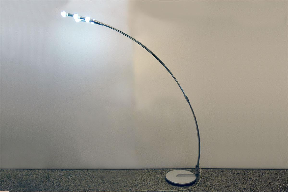 Lampe à arc des années 1970, produite par Reggiani.
Base en fonte recouverte d'aluminium avec réglage de la hauteur et de la rotation, structure en aluminium avec 5 bras incurvés avec ampoules.
Hauteur et inclinaison réglables.
En parfait état.