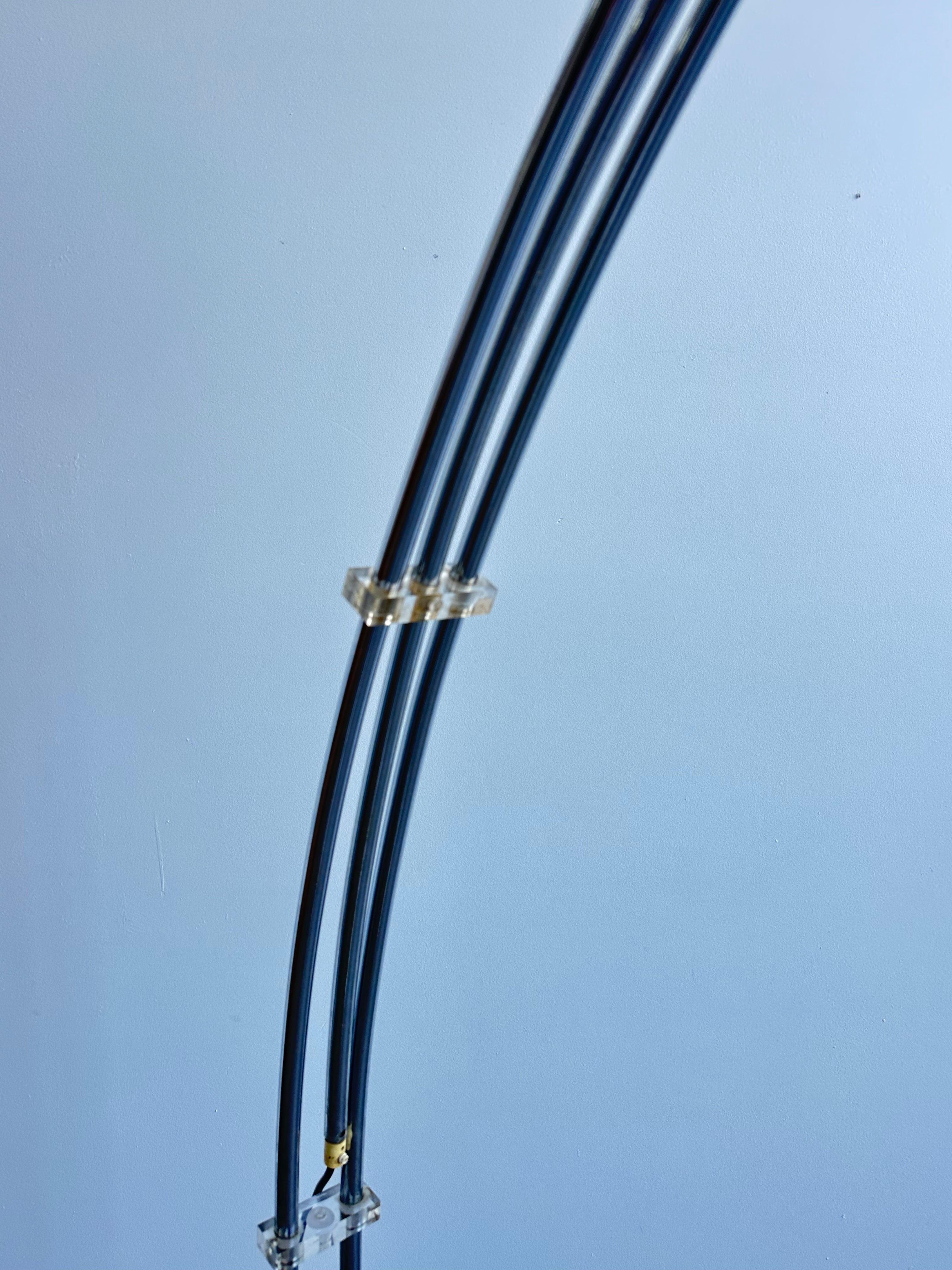 Lampada ad arco con base in marmo e braccio regolabile di Goffredo Reggiani in vendita 6