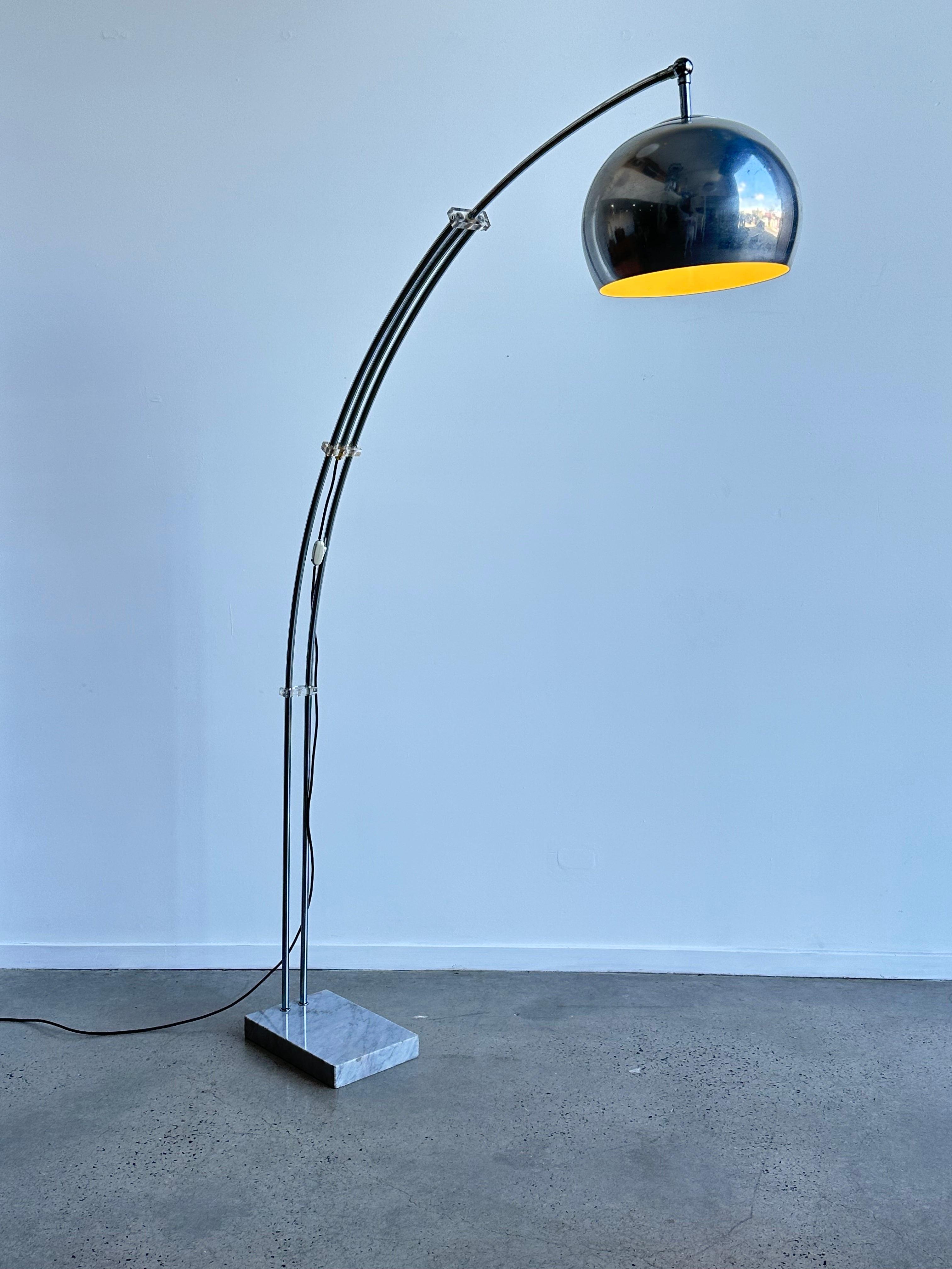 Questa lampada ad arco italiana non è solo una bellissima aggiunta a qualsiasi casa o ufficio, ma anche una soluzione di illuminazione funzionale e pratica. La base in marmo offre una base solida e stabile, assicurando che la lampada rimanga sicura