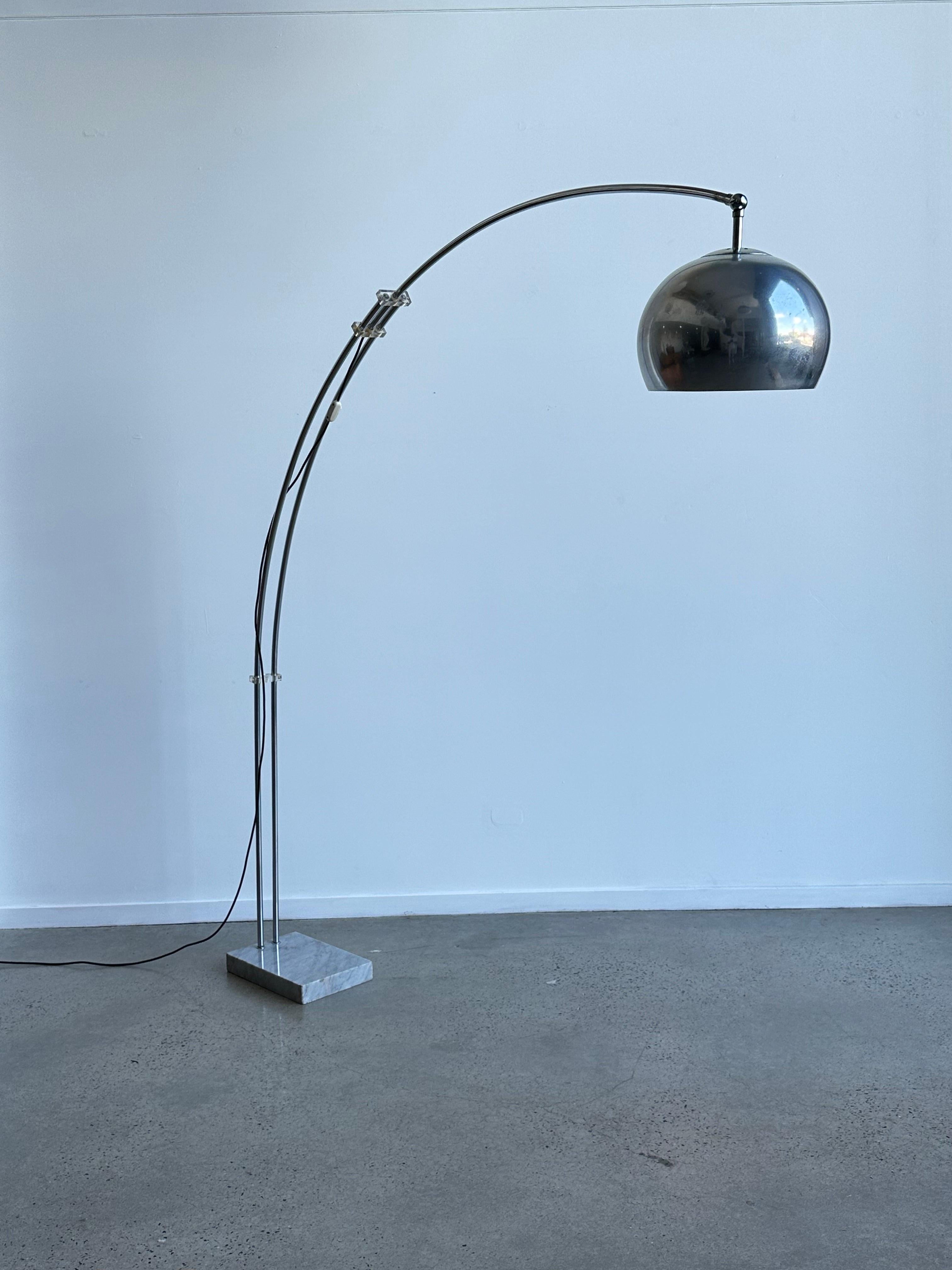 Lampada ad arco con base in marmo e braccio regolabile di Goffredo Reggiani In condizioni buone in vendita a Byron Bay, NSW