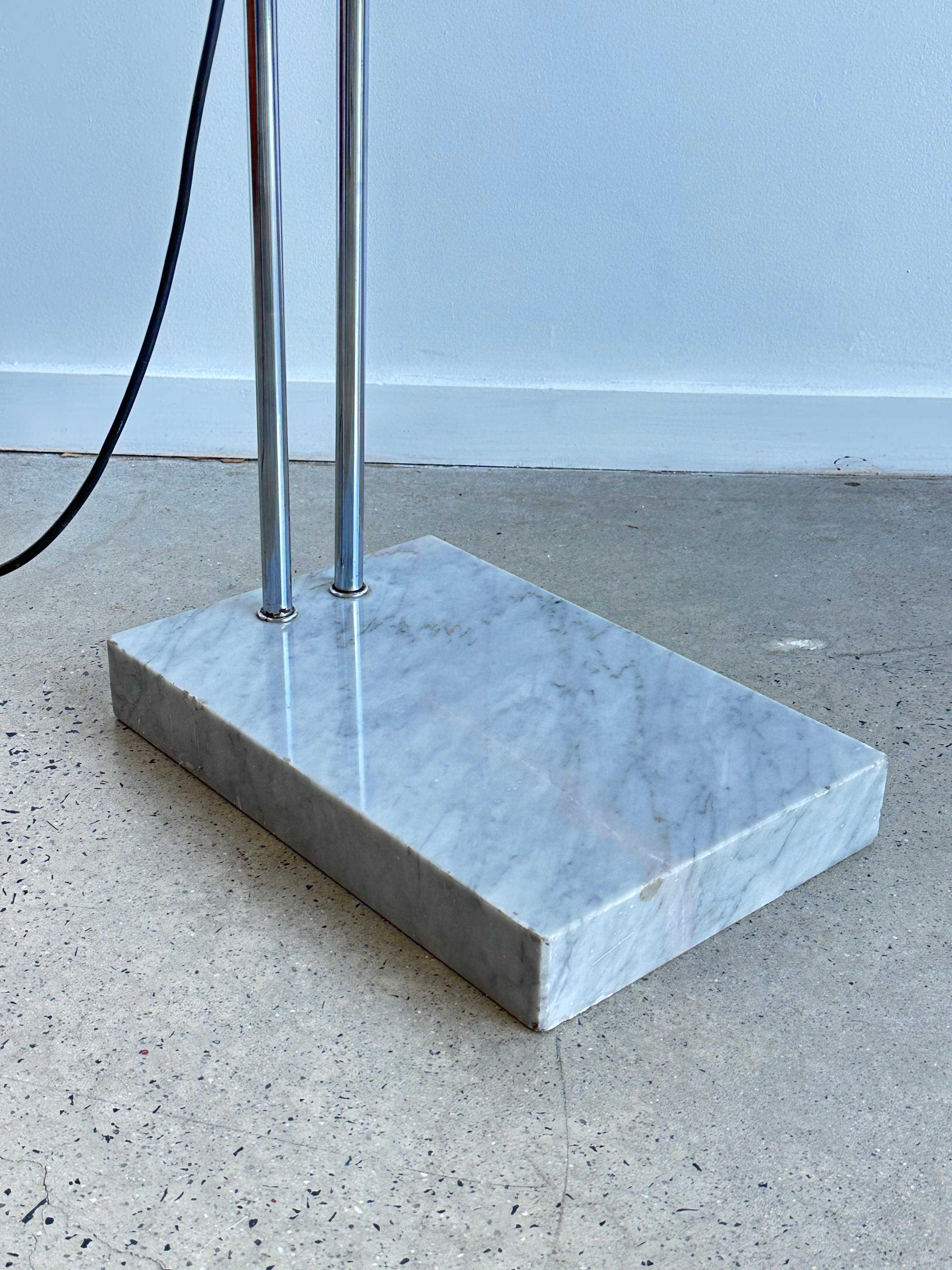 Cromo Lampada ad arco con base in marmo e braccio regolabile di Goffredo Reggiani in vendita