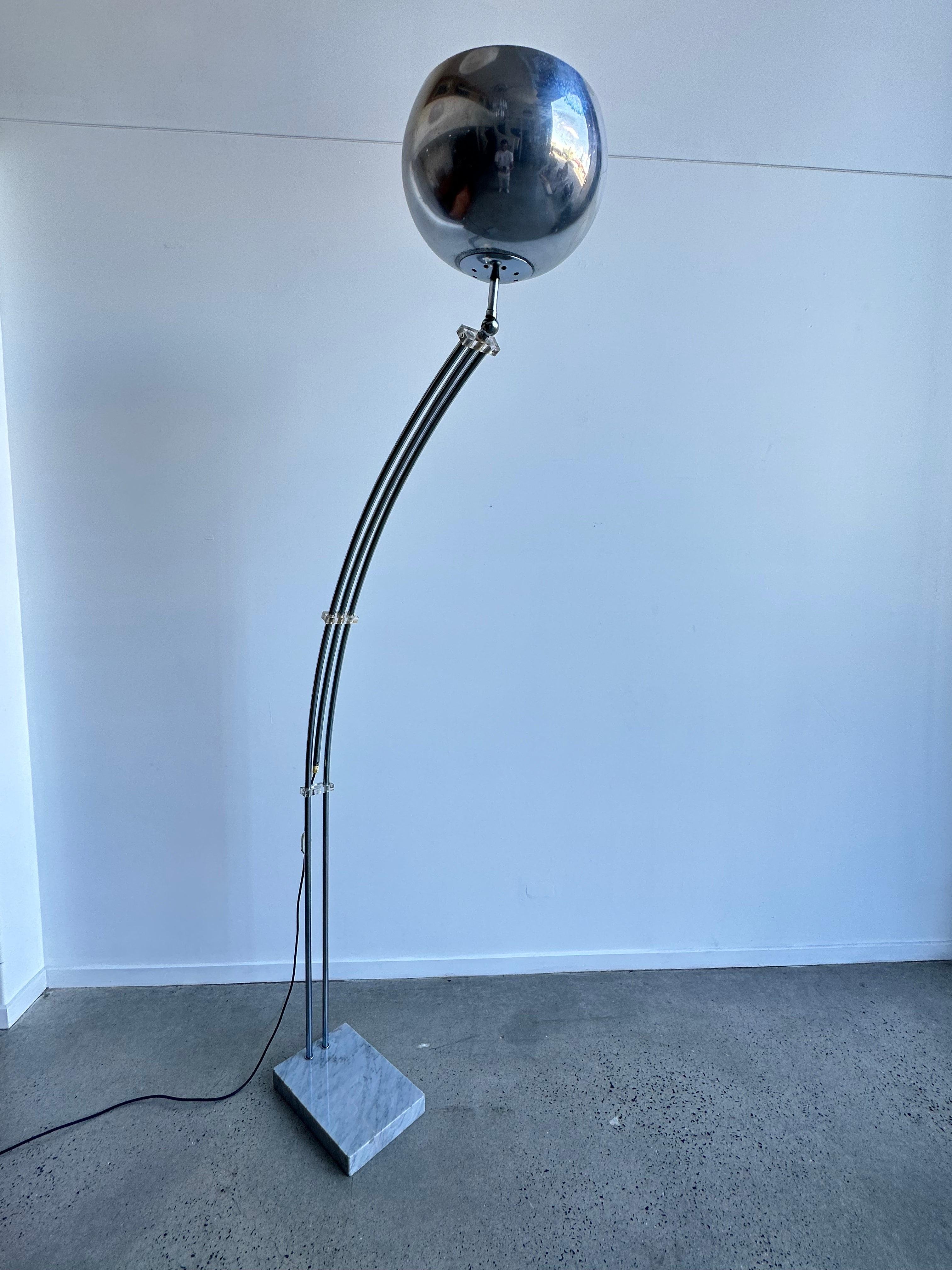 Lampada ad arco con base in marmo e braccio regolabile di Goffredo Reggiani in vendita 2