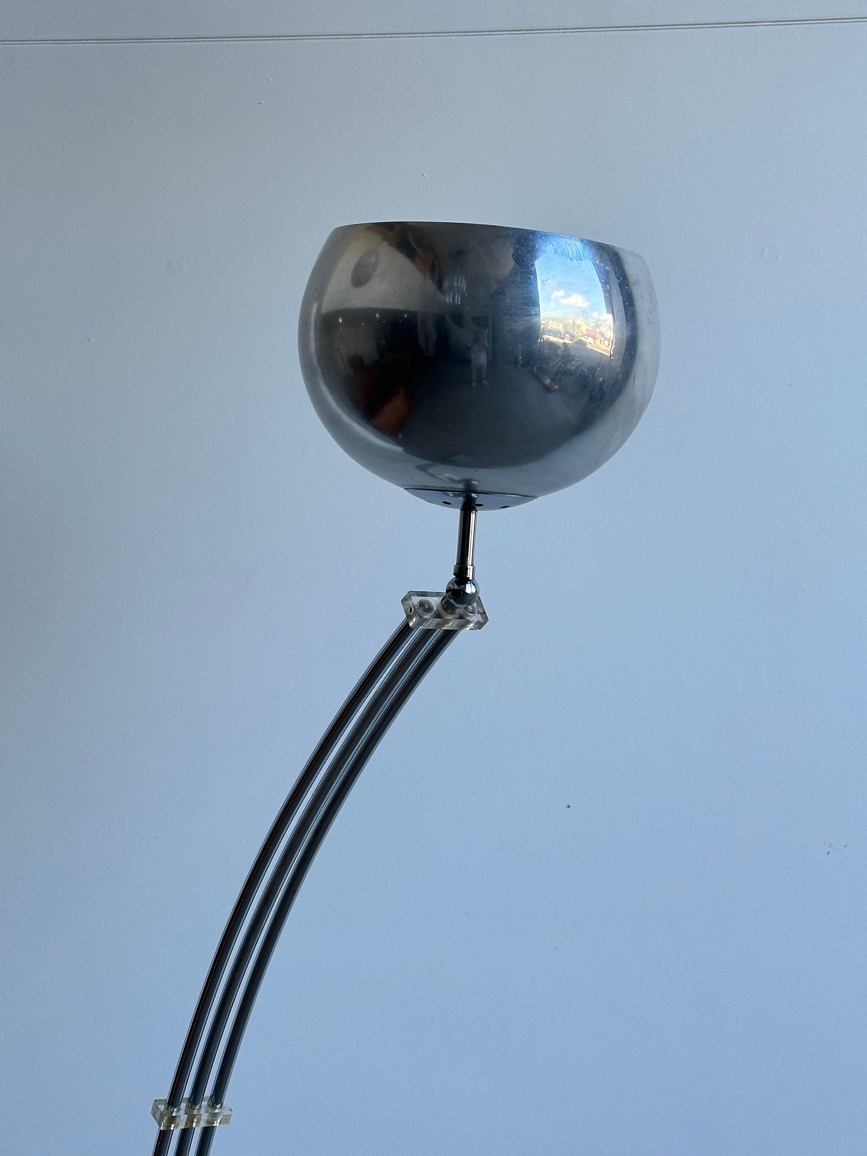 Lampada ad arco con base in marmo e braccio regolabile di Goffredo Reggiani in vendita 3