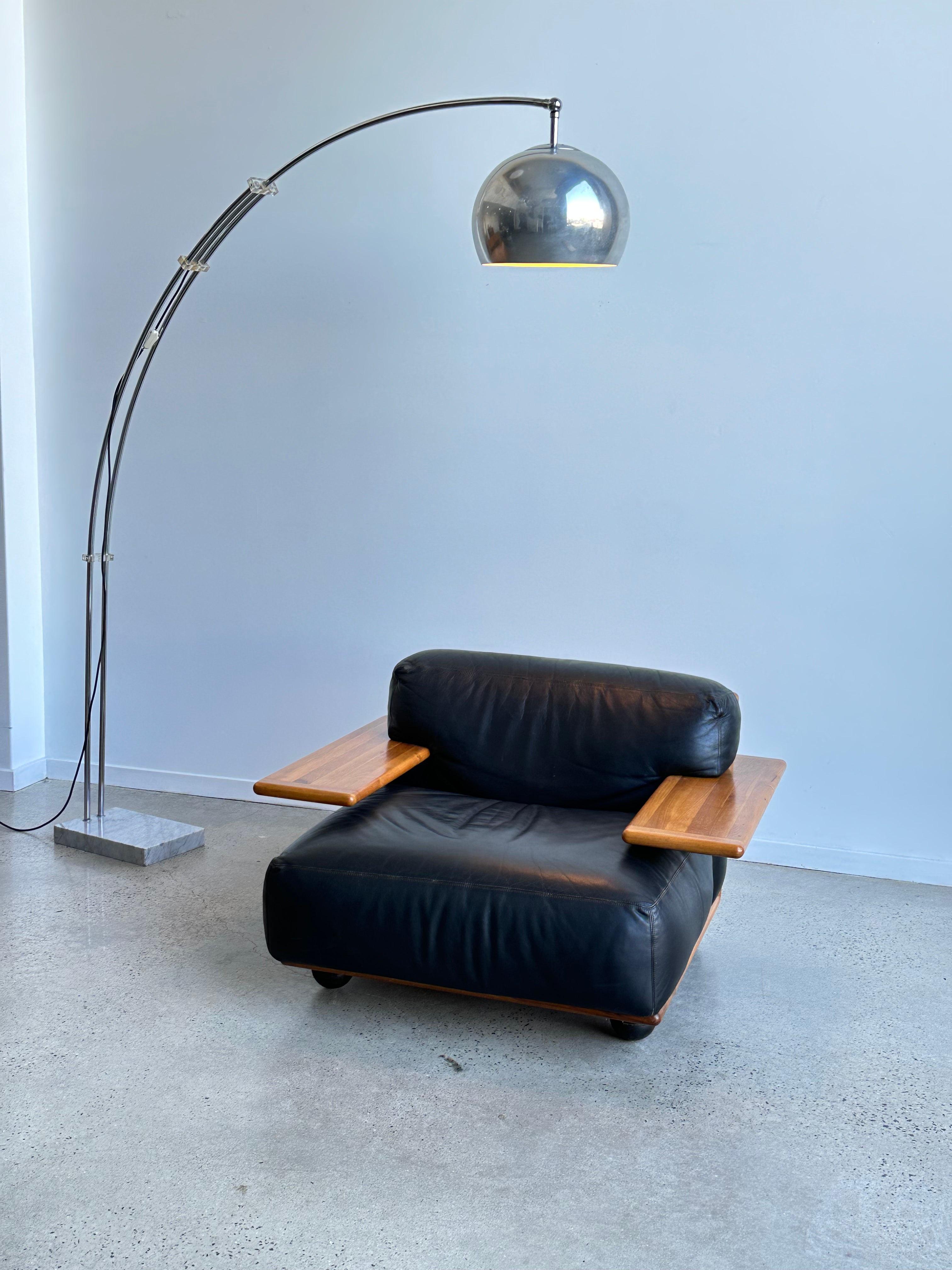 Lampada ad arco con base in marmo e braccio regolabile di Goffredo Reggiani in vendita 4