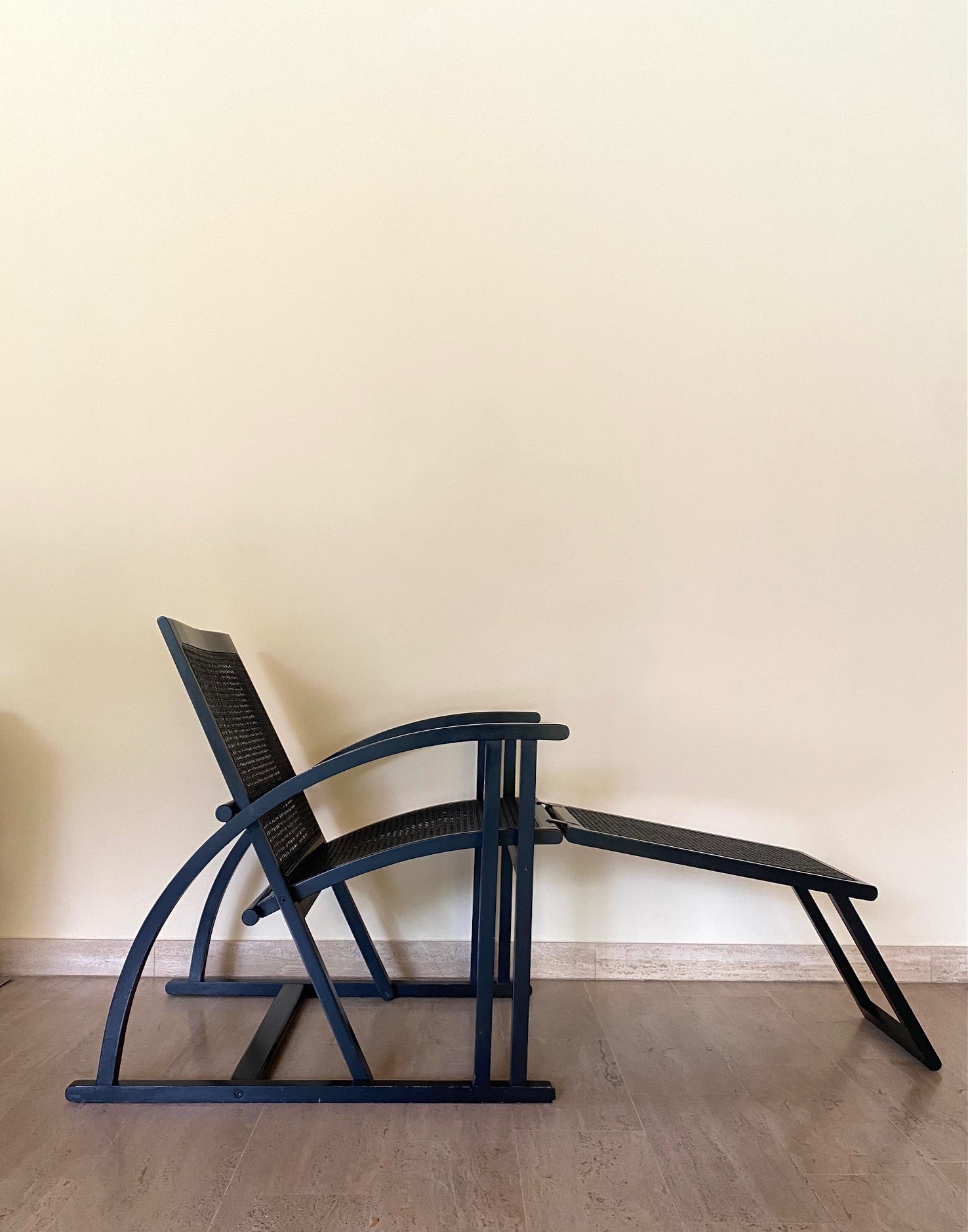 Cette chaise longue en bois conçue dans les années 1980 et produite par Pamco Triconfort est un fidèle rappel d'une époque plus simple, tant par son influence moderniste que par ses touches de mobilier traditionnel.
Il se compose, d'une part, d'une