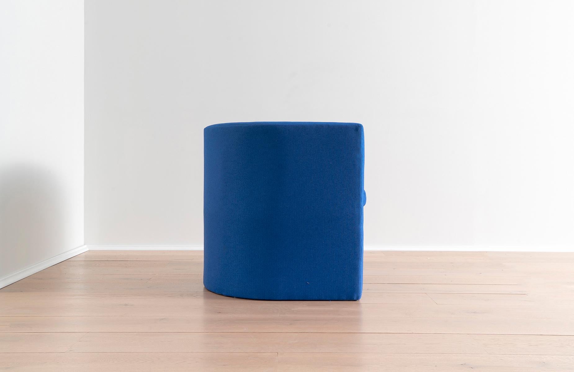 Incorporez cette chaise longue verte rembourrée dans votre salon, ou comme ajout audacieux à une table à manger ou un bureau. Simple, frappante et faussement confortable malgré son profil élancé, cette chaise allie l'appréciation d'un design élégant