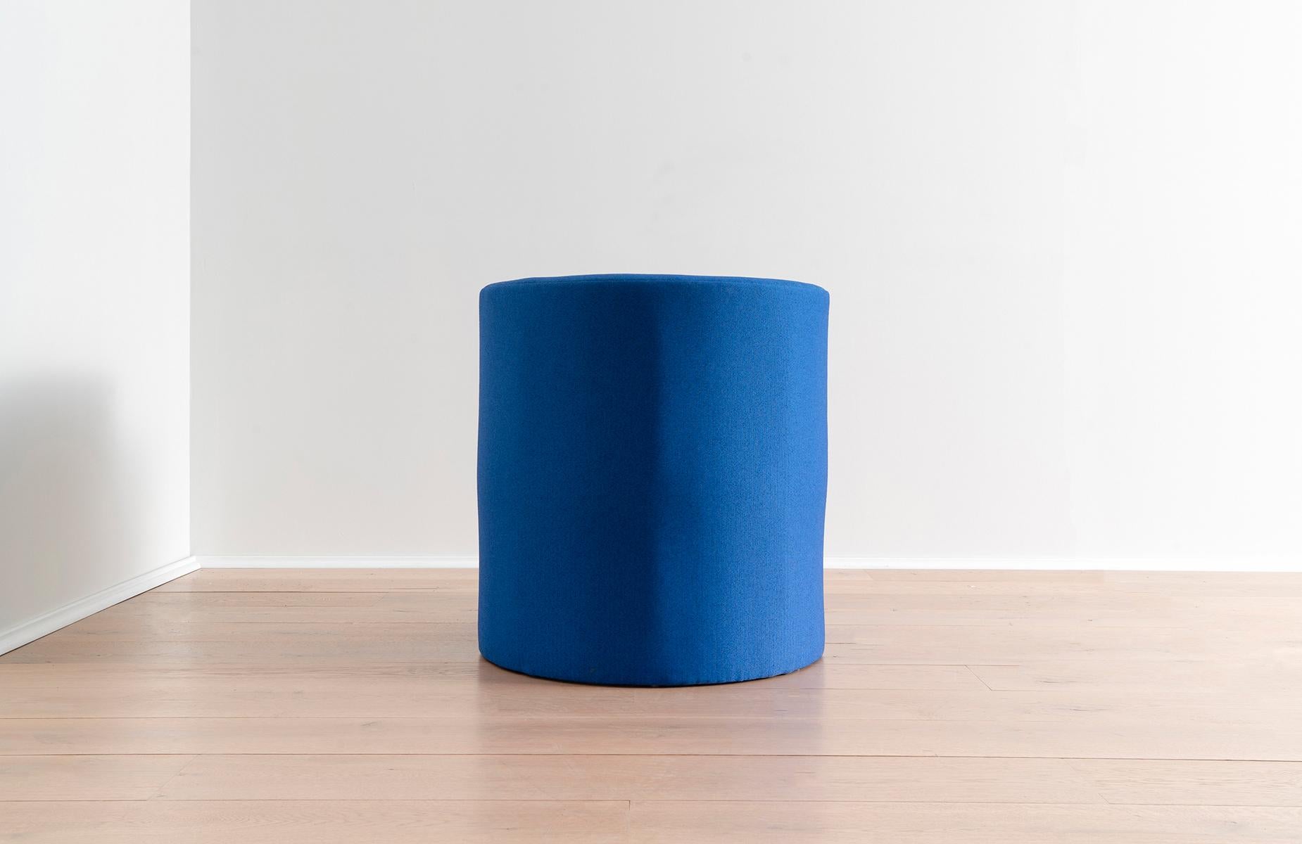 Arc-Loungesessel aus blauem, recyceltem Stoff (Moderne) im Angebot