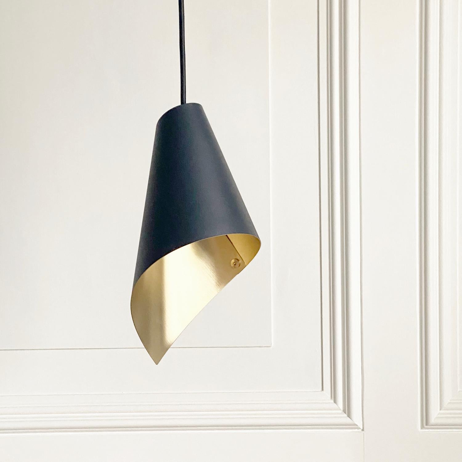 The black & brushed brass ARC MAXI pendant light can be used in many different configurations to stunning effect. Hang singles or in rows to create individual pools of light or in clusters of 3 or 5 to give wider illumination.

Hand wrapped from a