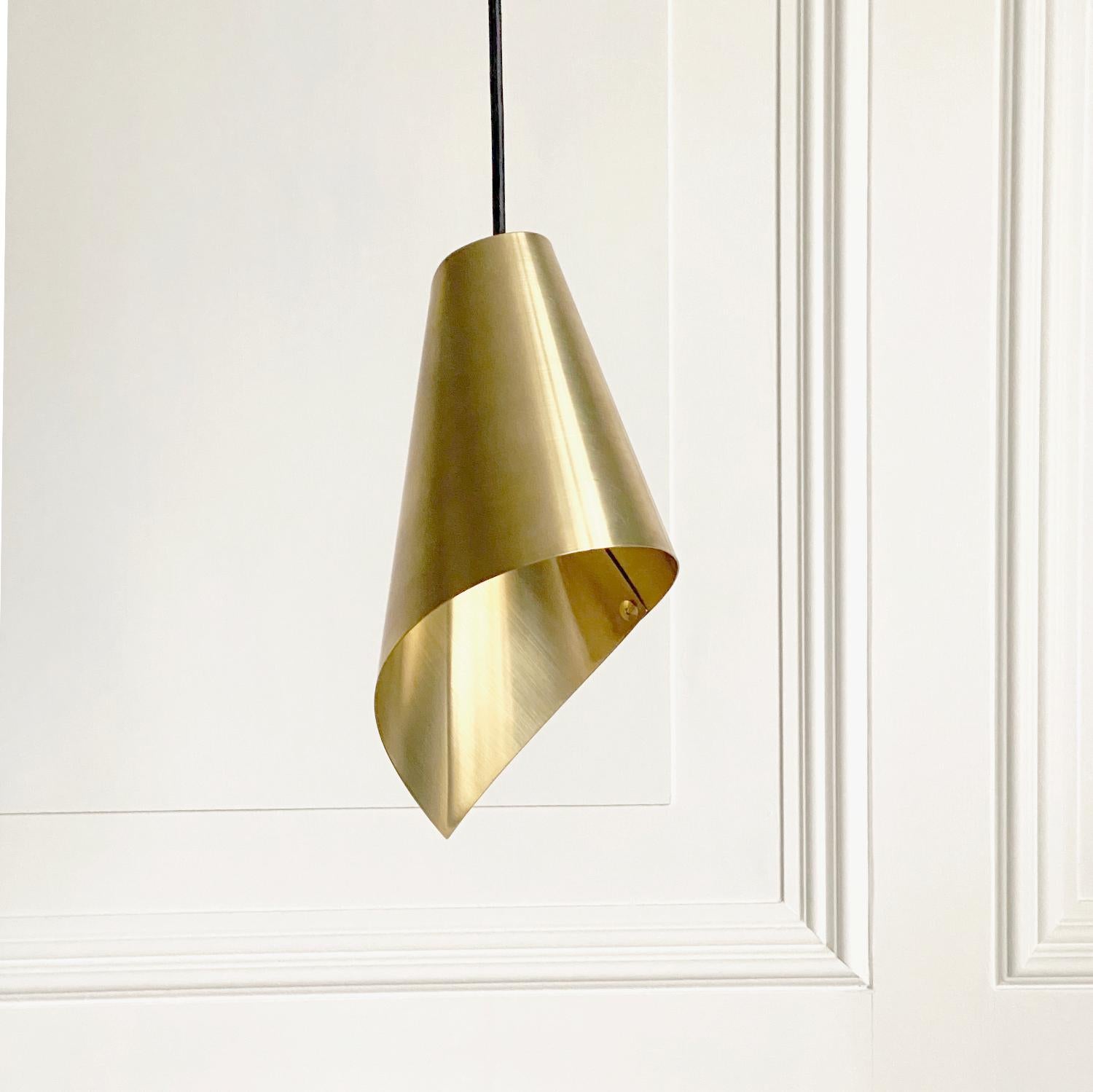 The brushed brass ARC MAXI pendant light can be used in many different configurations to stunning effect. Hang singles or in rows to create individual pools of light or in clusters of 3 or 5 to give wider illumination.

Hand wrapped from a single