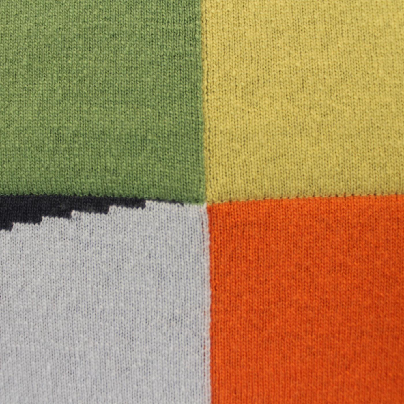 This lively blanket, deftly knitted following the intarsia method, pays homage to contemporary art with its colorblock design incorporating arched profiles. Polychrome sections are juxtaposed to underline the istinctive power of colors, able to