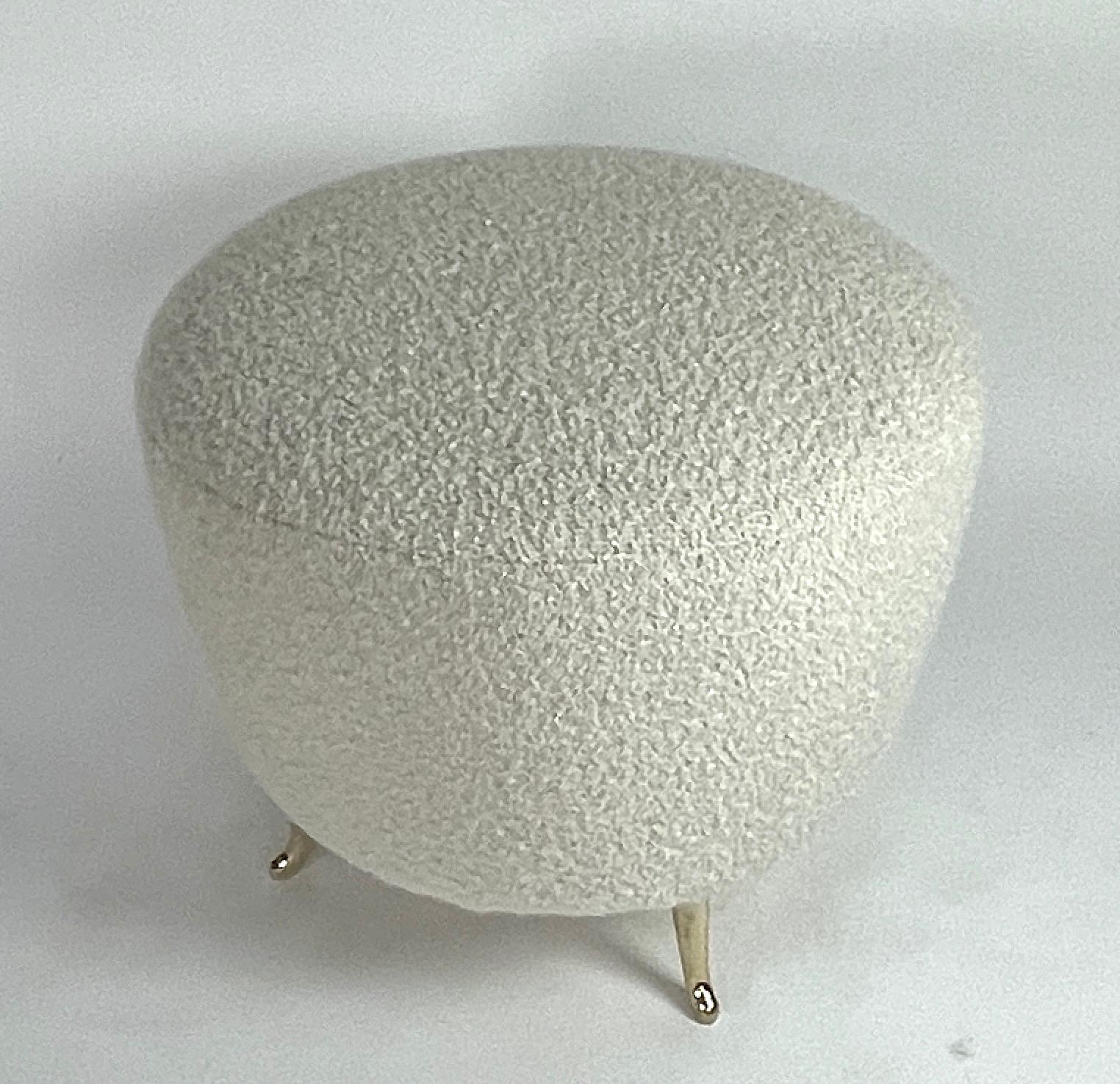 Une option idéale pour les sièges d'appoint. En utilisant les pieds en laiton moulé de notre canapé Arc, nous avons créé cet ottoman. L'ottoman a été recouvert d'un tissu bouclé crème. L'ottoman peut également être fabriqué sur commande avec vos