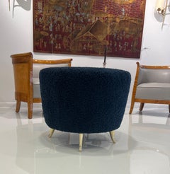 Blauer Bouclé-Hocker Arc von Bourgeois Boheme Atelier