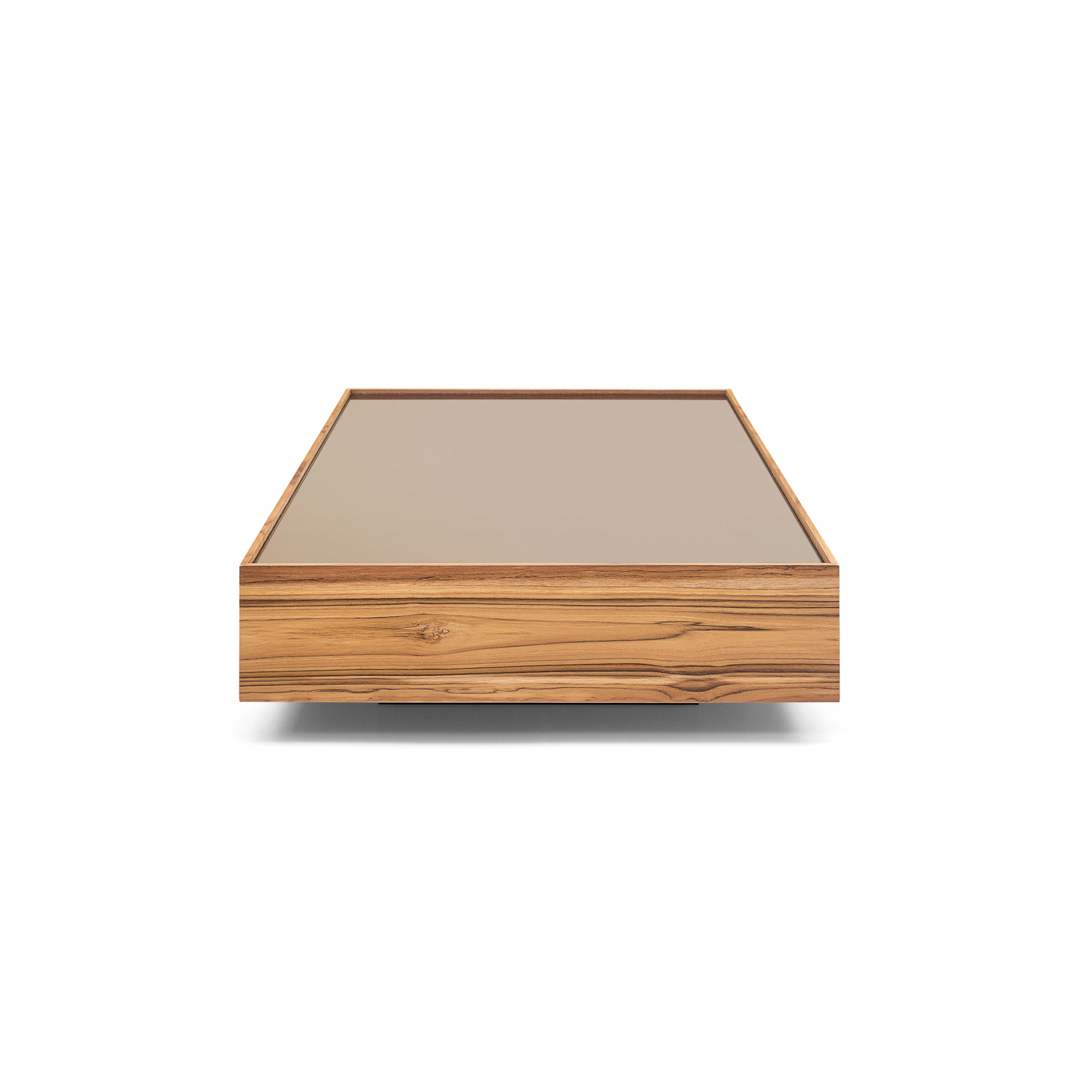 Table basse rectangulaire Arc par Uultis en bois de teck avec plateau en verre bronze de 47