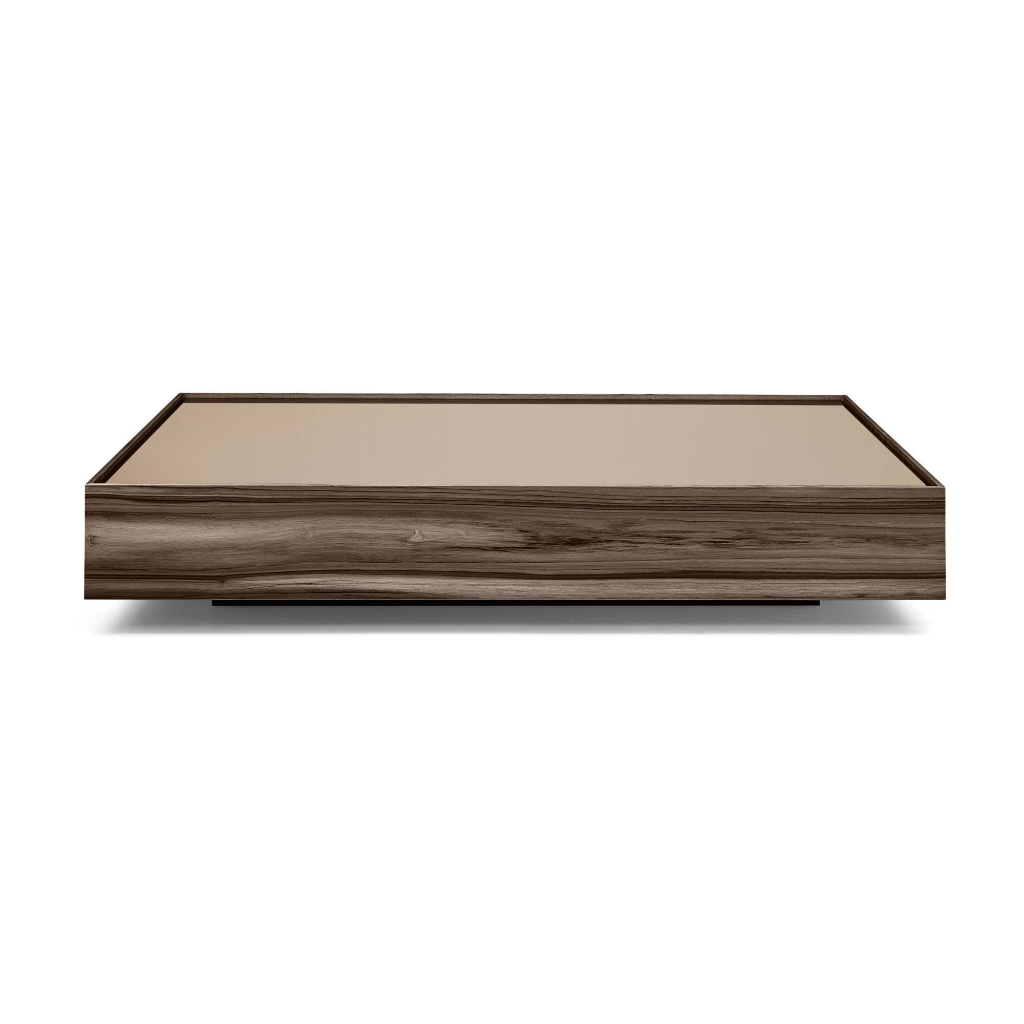 Mesa de centro rectangular chapada en nogal con tapa de espejo de bronce de 47 pulgadas - Arc Moderno en venta