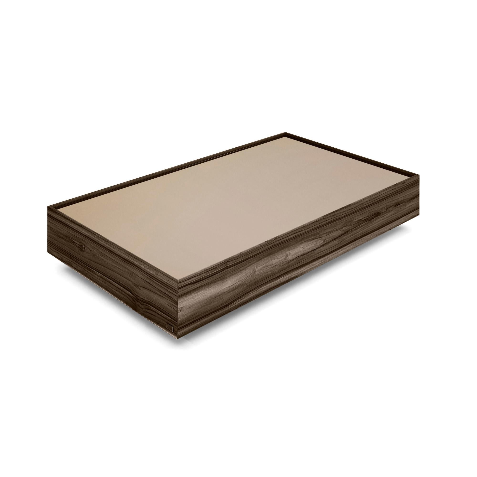 Mesa de centro rectangular chapada en nogal con tapa de espejo de bronce de 47 pulgadas - Arc Brasileño en venta