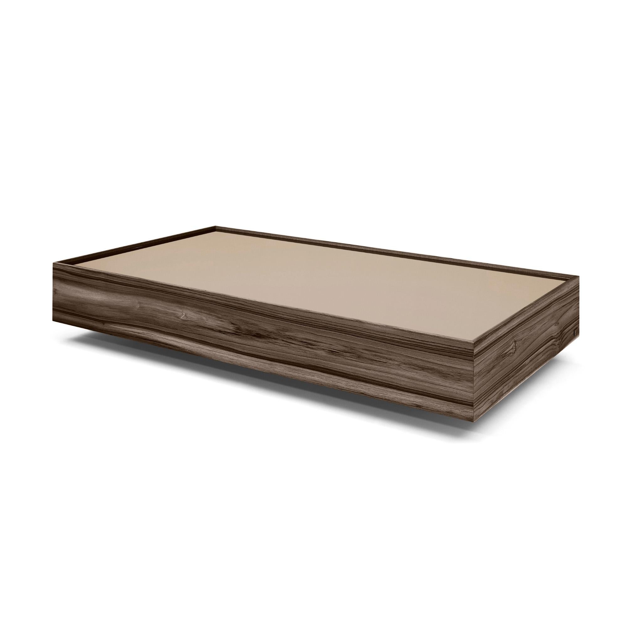 Mesa de centro rectangular chapada en nogal con tapa de espejo de bronce de 47 pulgadas - Arc en Nuevo estado para la venta en Miami, FL