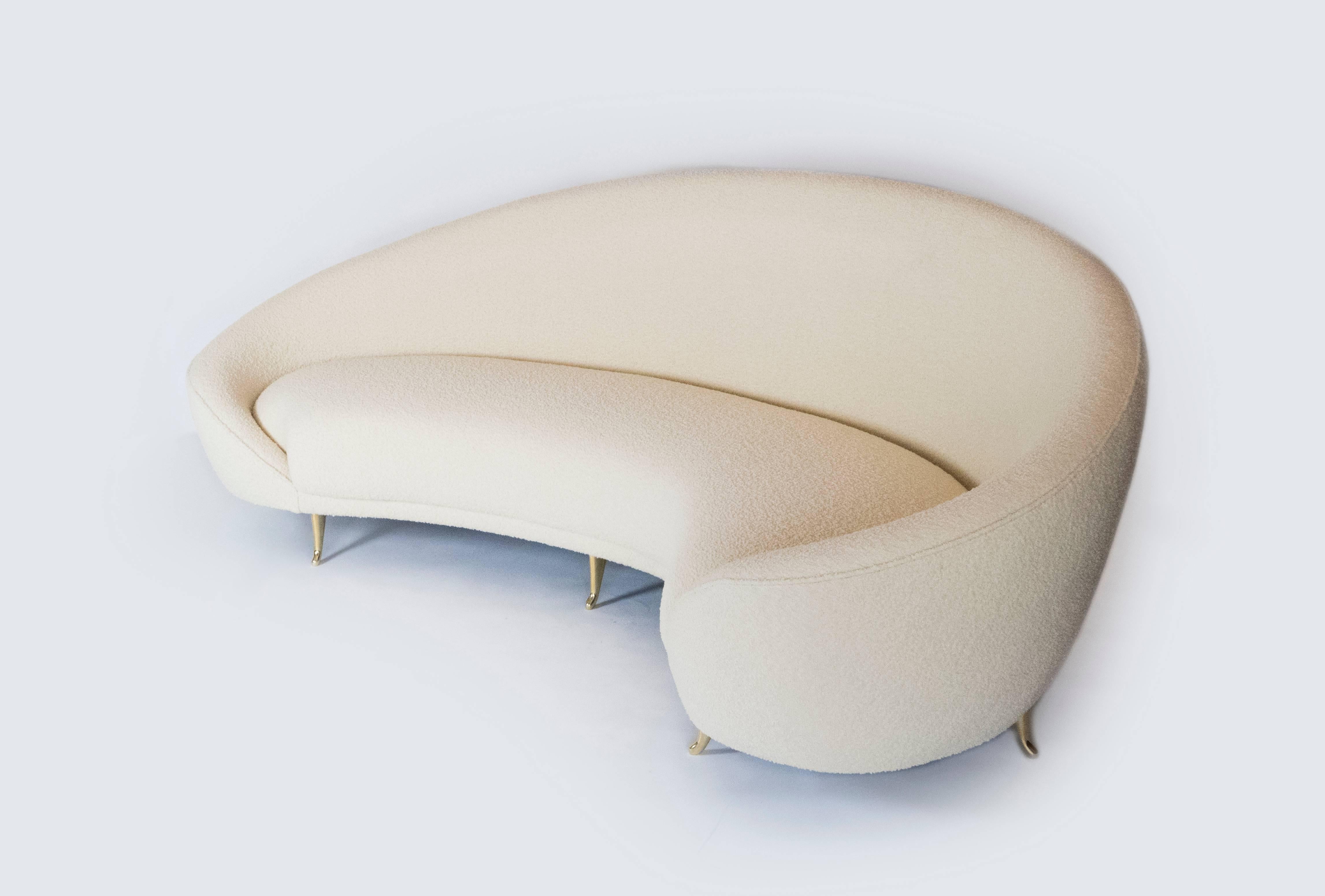 Dieses schicke Sofa, das an die 1960er Jahre erinnert, hat elegante Linien mit anmutigen Kurven. Die Messingfüße tragen mit ihrem filigranen Design zu seiner Raffinesse bei. Er wird sicherlich der Mittelpunkt eines jeden Raumes sein. Die Nierenform
