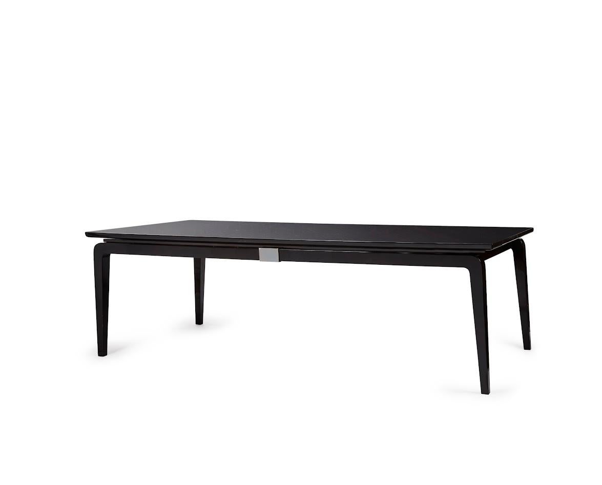 Table basse ARC par Hugues Chevalier



Méticuleusement fabriquée, la table basse ARC met en valeur un placage de bois exquis, divisé en trois sections pour créer un design raffiné et visuellement frappant. La table incarne un équilibre parfait