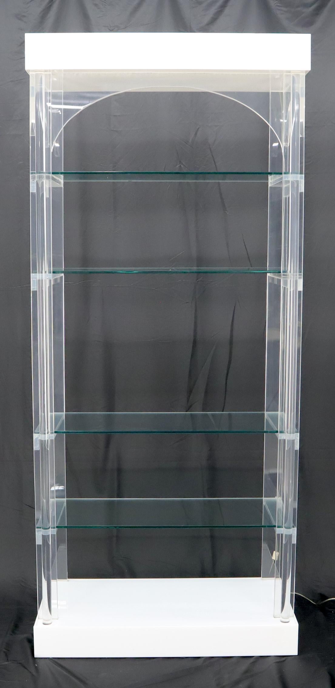 Américain Vitrine en lucite avec étiquette en arc de cercle éclairée en vente