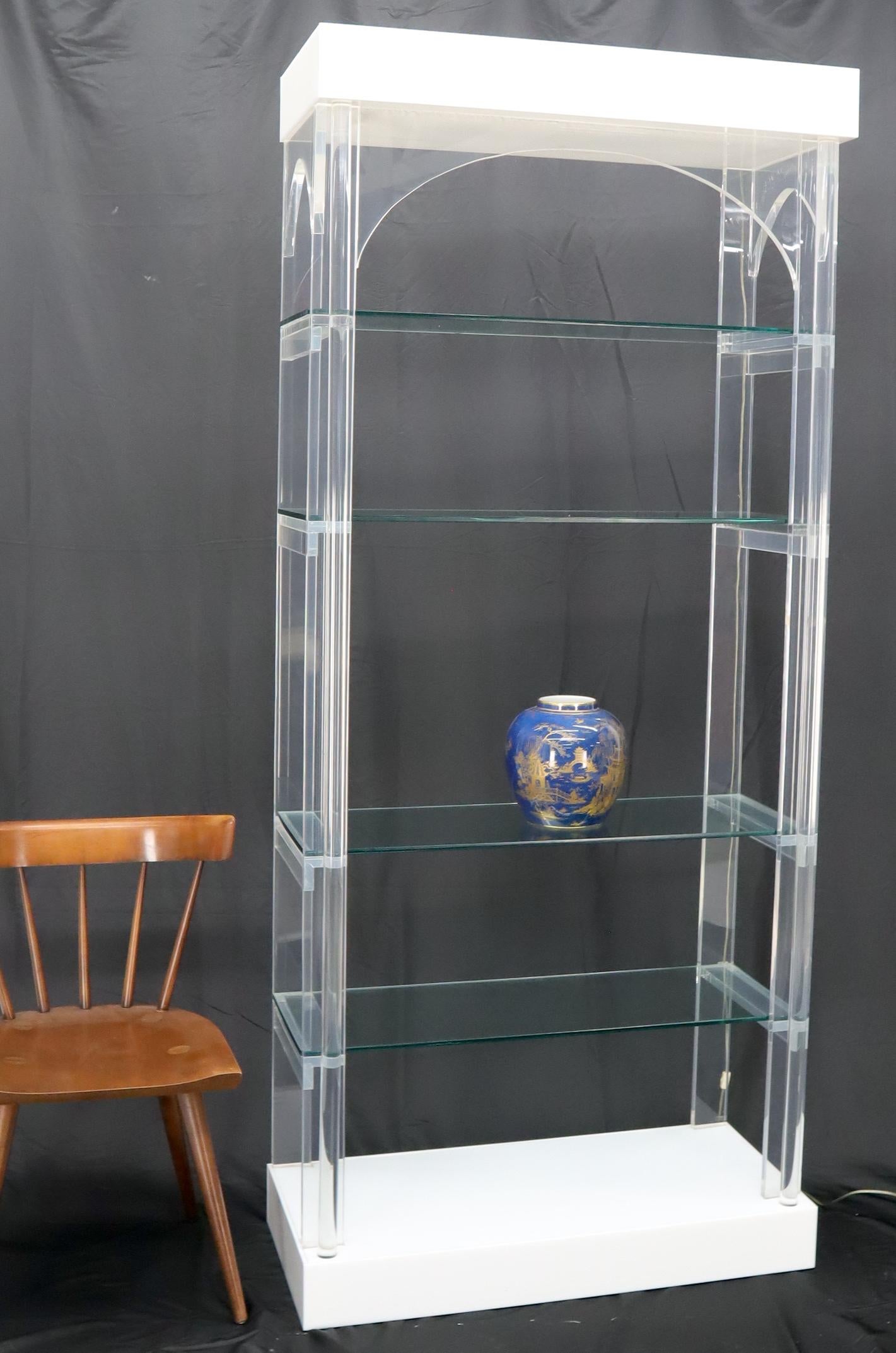 20ième siècle Vitrine en lucite avec étiquette en arc de cercle éclairée en vente