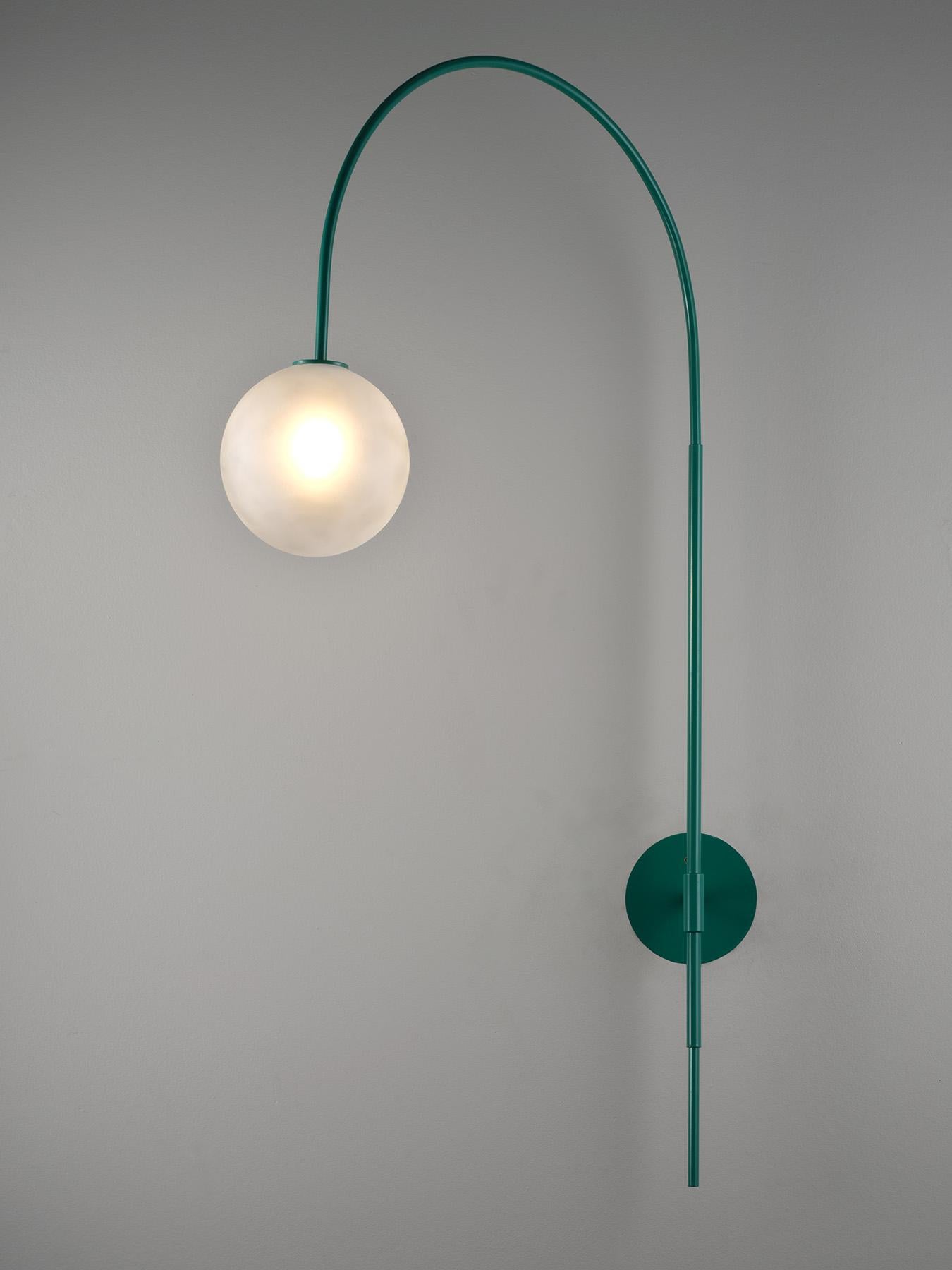 Moderne Lampe murale ARC en émail vert et verre soufflé par Blueprint Lighting en vente