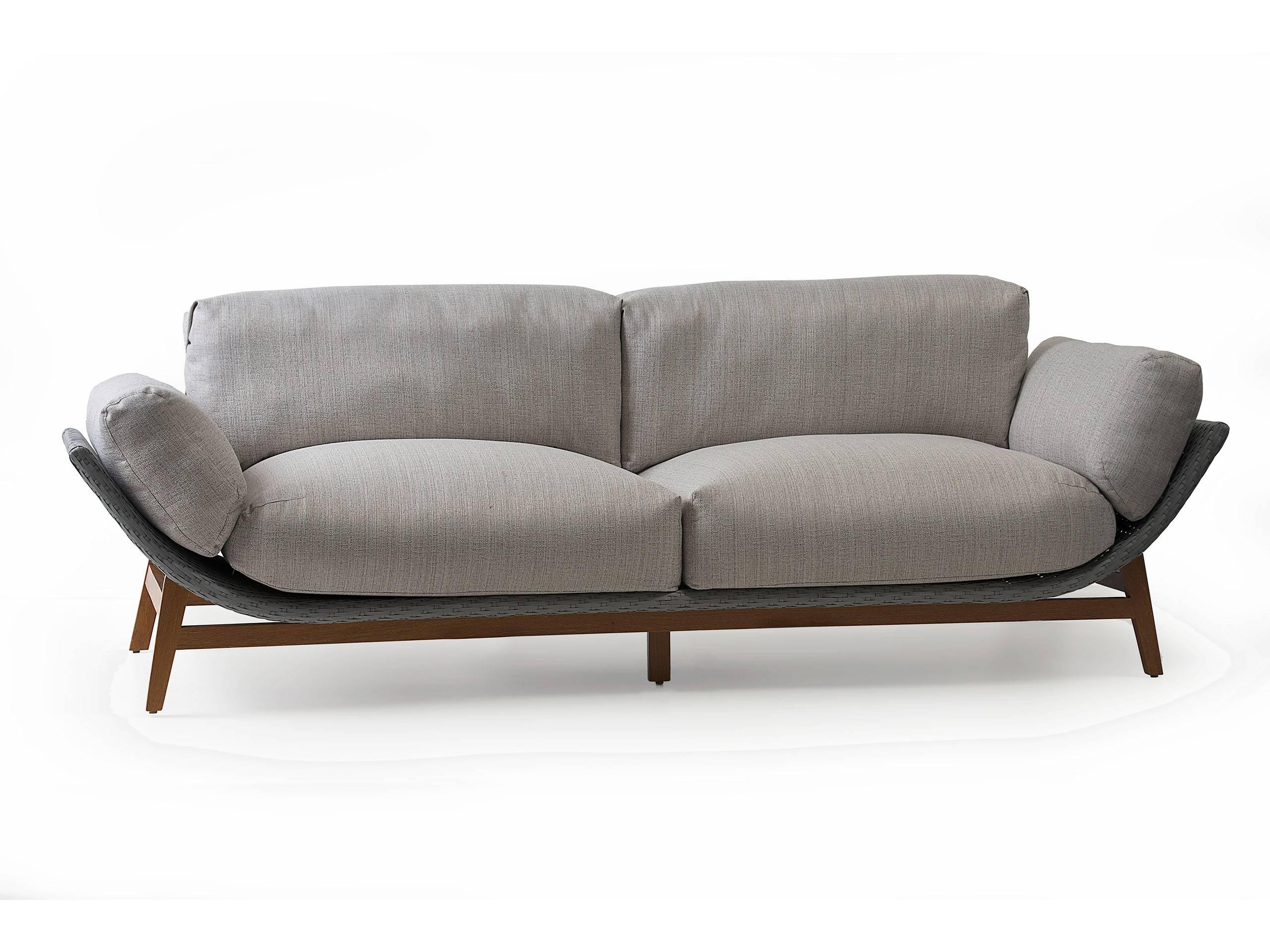 Le canapé Arca est un meuble d'extérieur. Dans ce projet de canapé et de fauteuil, nous avons établi un dialogue entre courbes/lignes droites et matériaux rigides/souples dans lequel l'élément frappant qui se détache est la courbe de la base en