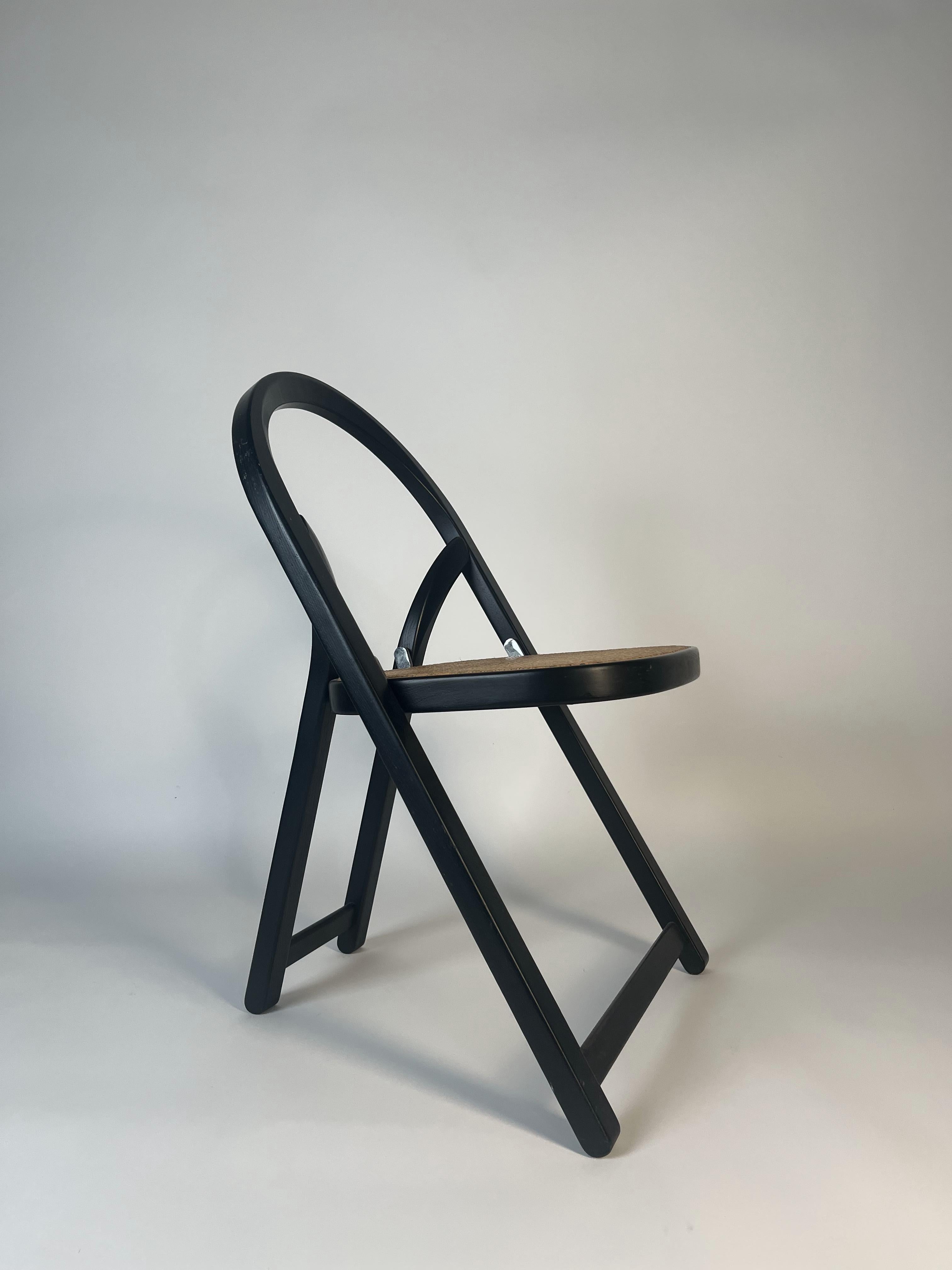 Wir stellen eine Ikone des italienischen Designs aus den 1970er Jahren vor: den Stuhl 