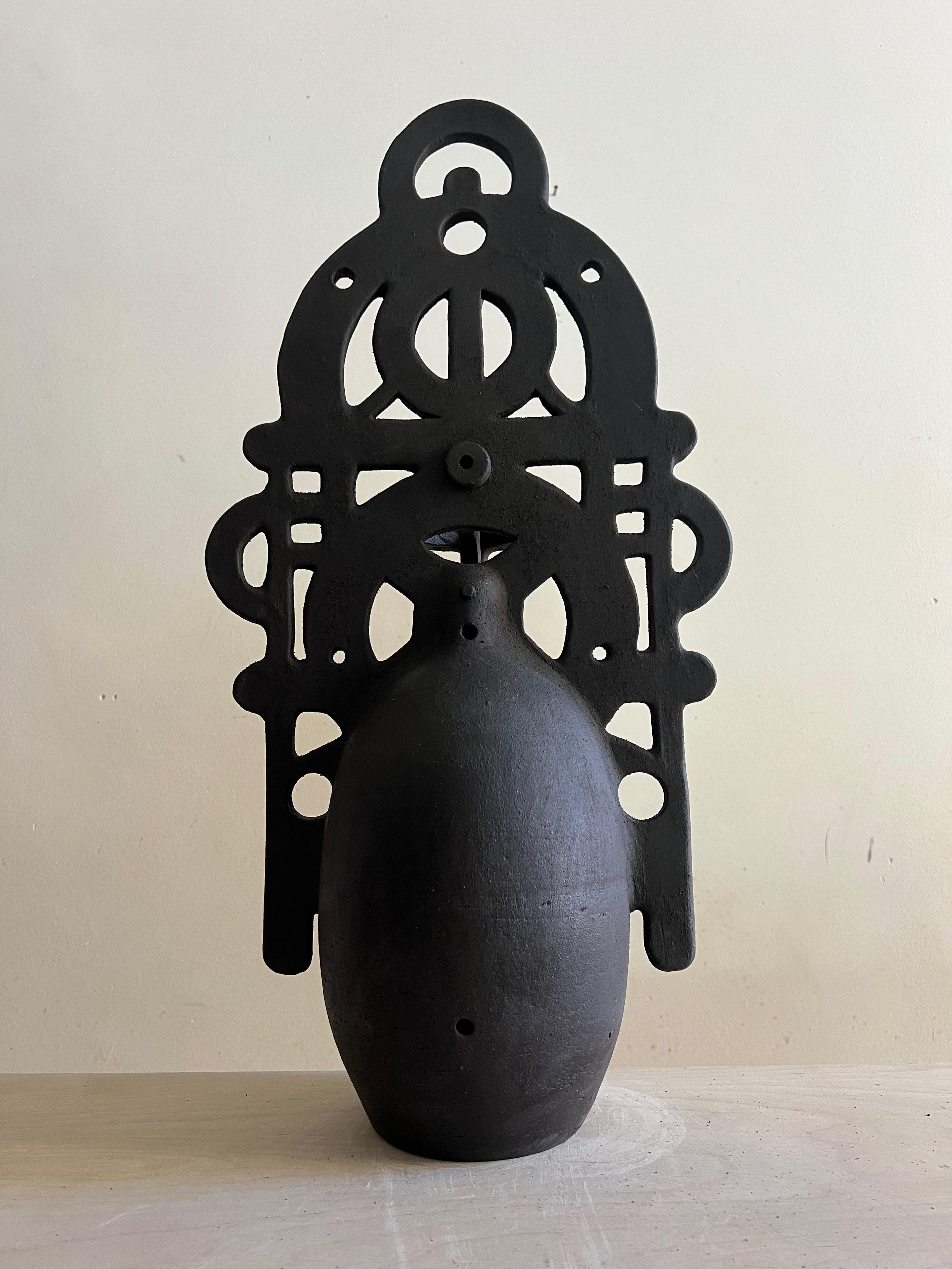 Sculture di terra fatte a mano, uniche nel loro genere, ispirate alle ceramiche tradizionali spagnole e alle forme utilitarie classiche. Grezzo, non smaltato, solido. Le forme sono semplici e audaci, e riecheggiano le brocche d'acqua del campanario