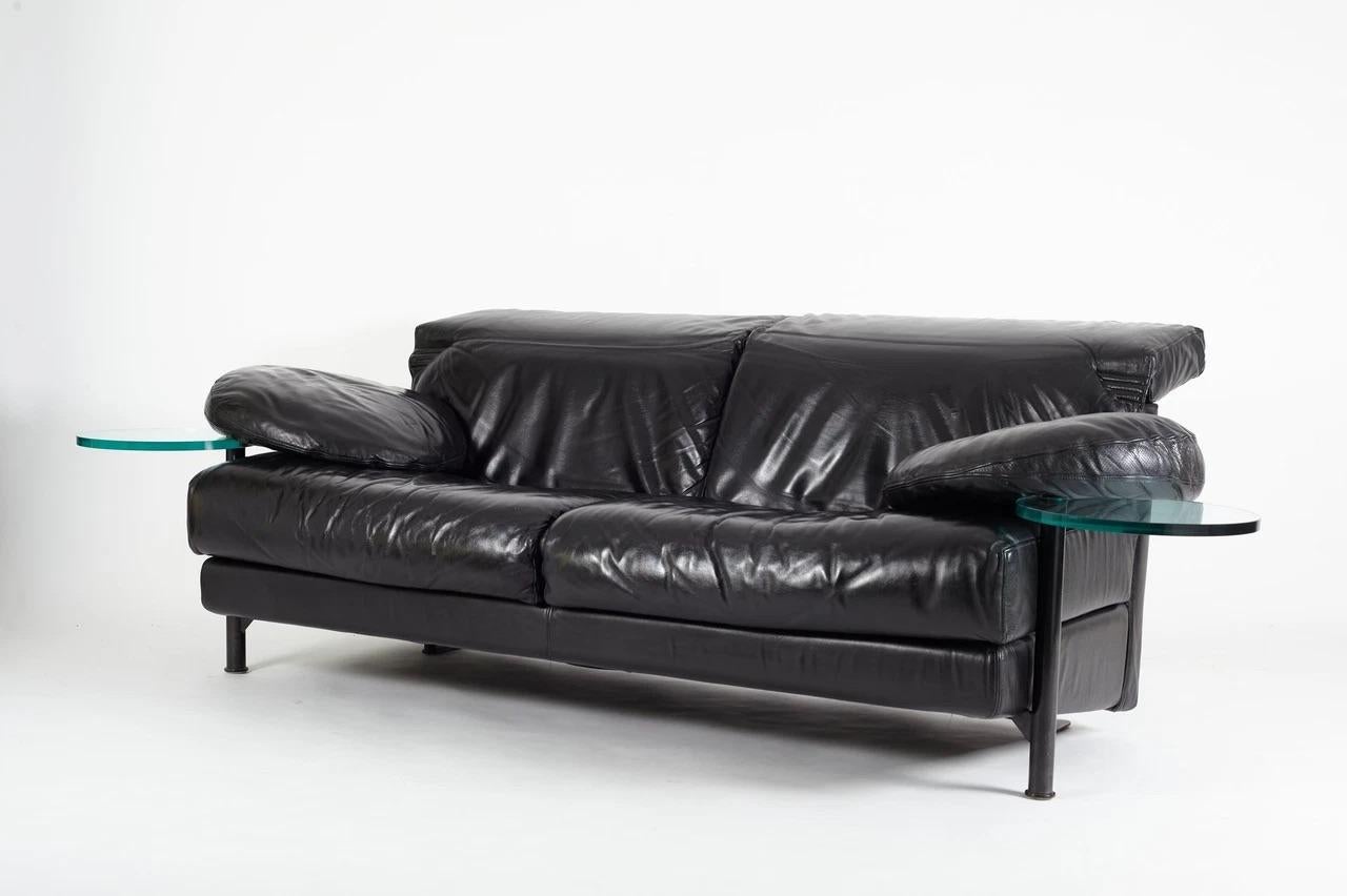 ARCA, Postmodern two to three seats sofa made in black leather and black metal structure, plus two movable side disc table in glass which come out from under the armrests.
Designed by Paolo Piva for B&B Italia in the 1980’s.
-
ARCA, canapé