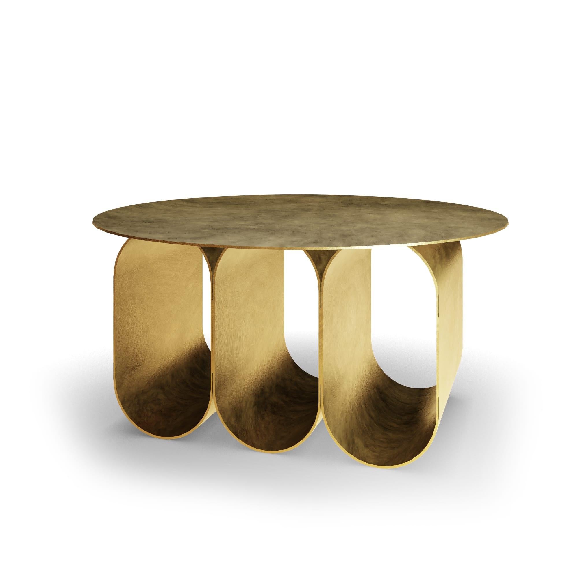 La table basse Arcade - version ronde 3 arches - or, a été créée par Kasadamo en collaboration avec Pierre Tassin, designer français. Cette table reflète un mélange d'architecture ancienne et futuriste. Son identité se retrouve dans les pieds