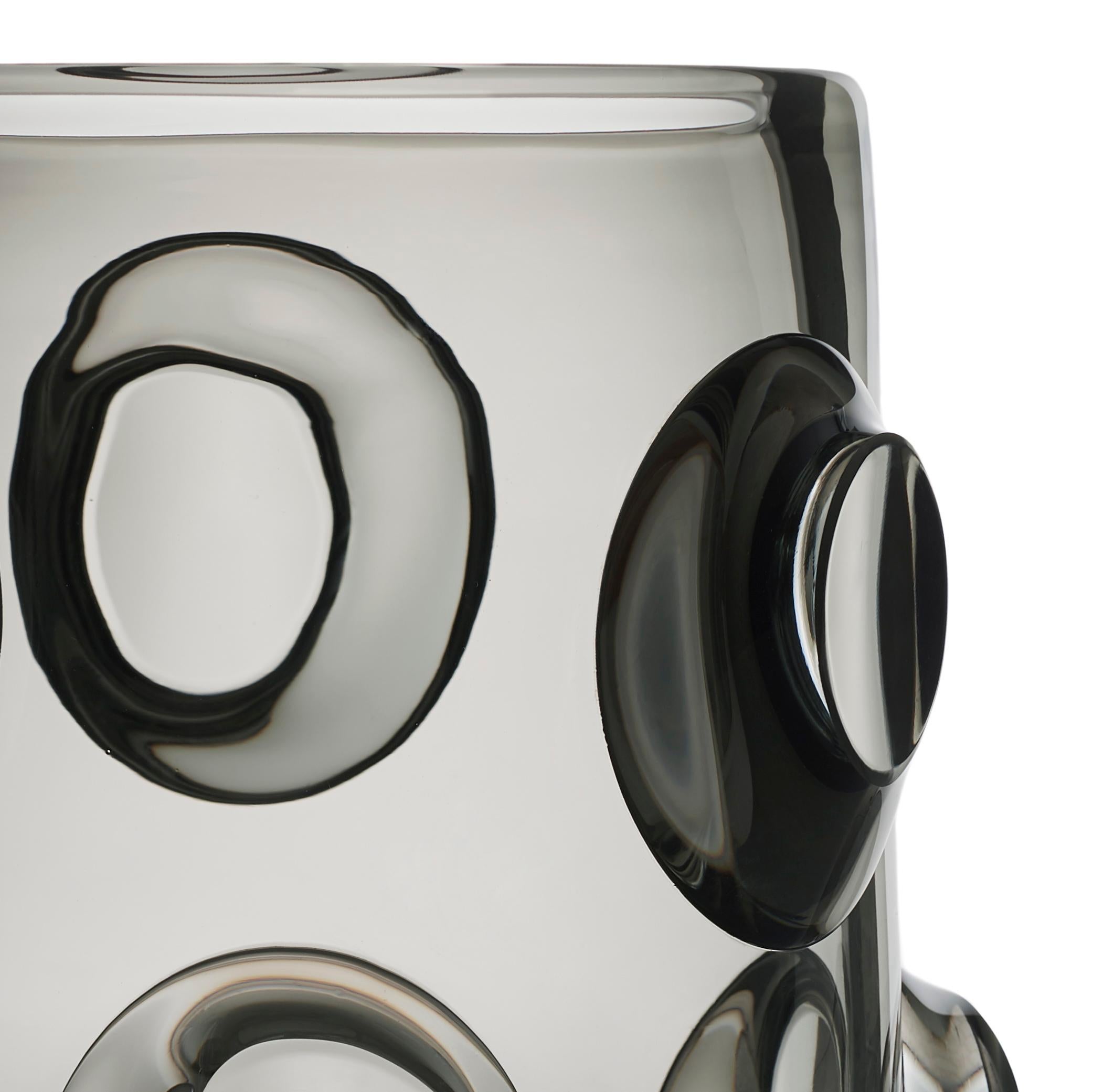 Bois in verre C est un vase à bouche, soufflé et façonné à la main, de couleur gris acier, taille brillant.
Edition de 33 pièces uniques signées et numérotées par Marcello Panza. Les pièces d'art d'Arcade sont fabriquées à la main dans notre