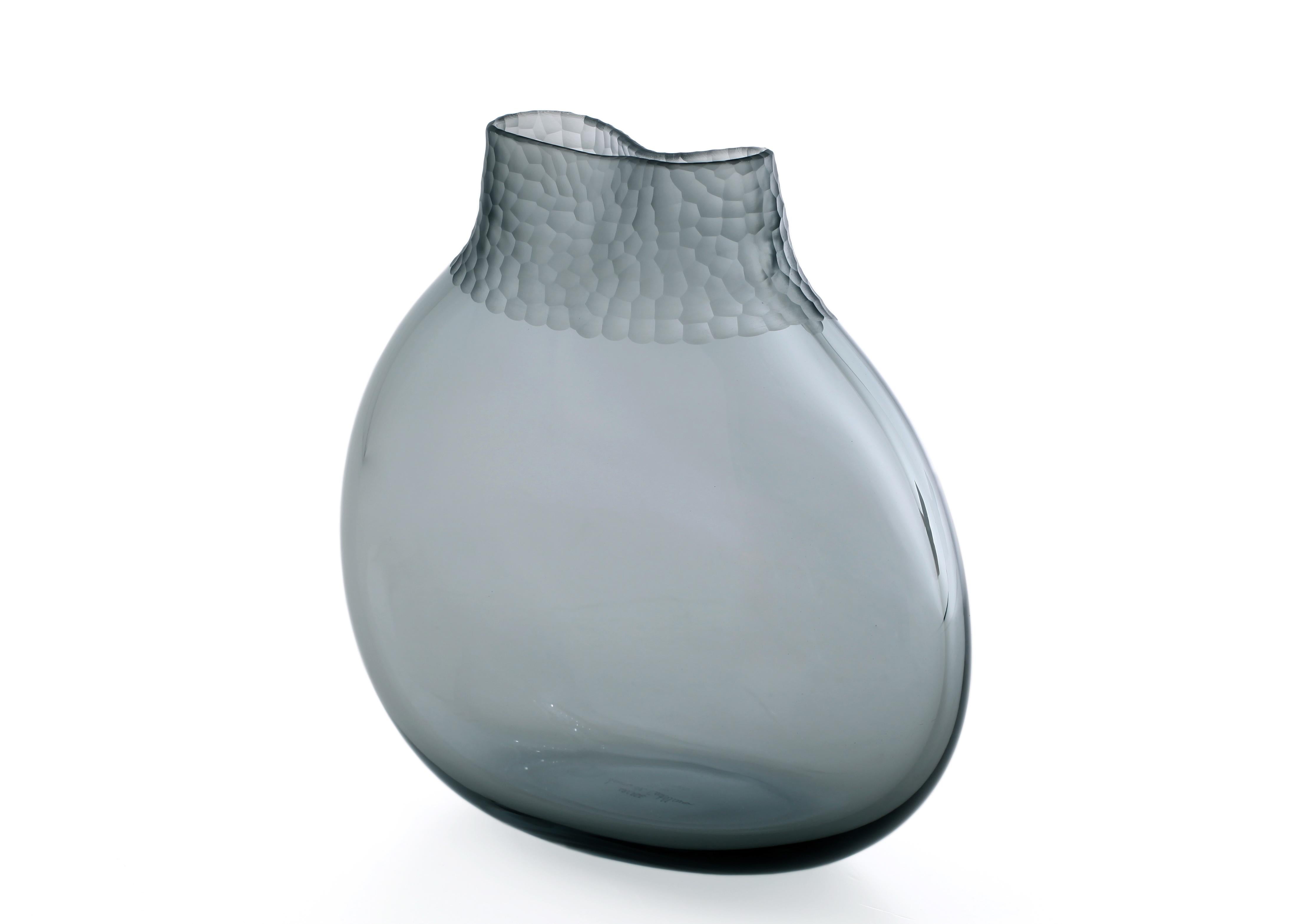 Issey is a mouth, blown and hand shaped vase in grey color, fine engraved “martellato”.
Edition of 33 unique pieces signed and numbered by Laura de Santillana. Arcade art pieces are made by hand in our Murano atelier. Small differences of size or