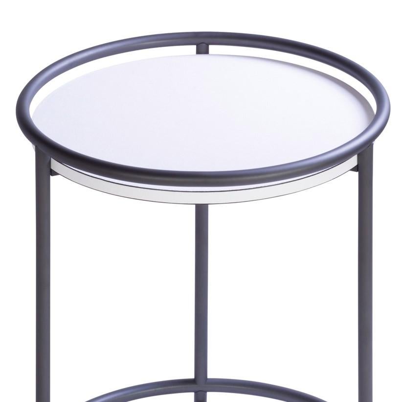 Elegance and versatility are the distinctive qualities of this round trolley table. The wood structure is upholstered in leather with a contrasting color combination for a striking effect: the two round trays are covered in white leather, while the