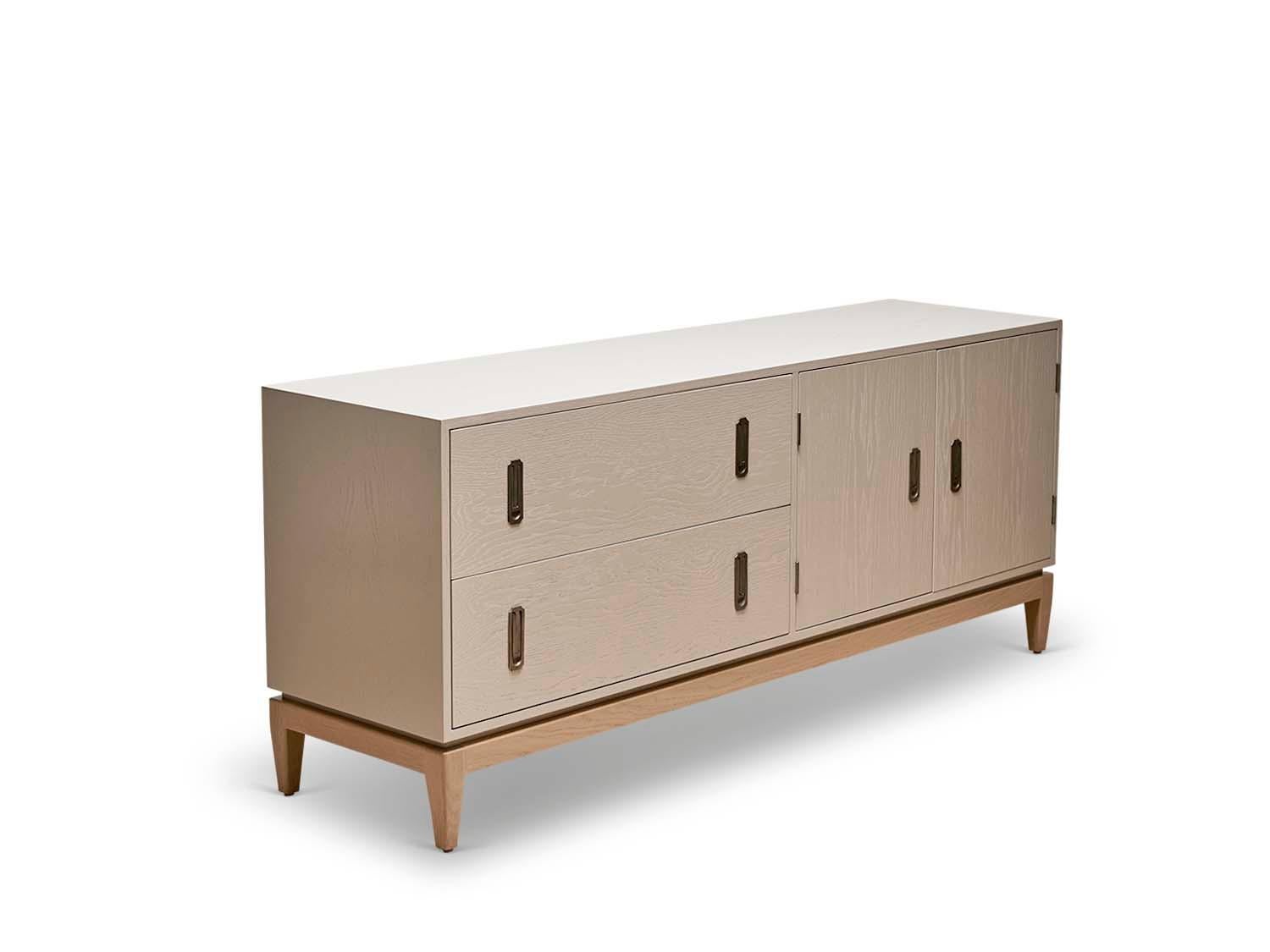 Il mobile arcadia è dotato di due cassetti, due ante, ferramenta in ottone fuso e una scultorea base in noce americano o quercia bianca. 

La collezione Lawson-Fenning è progettata e realizzata a mano a Los Angeles, in California. Contatta per