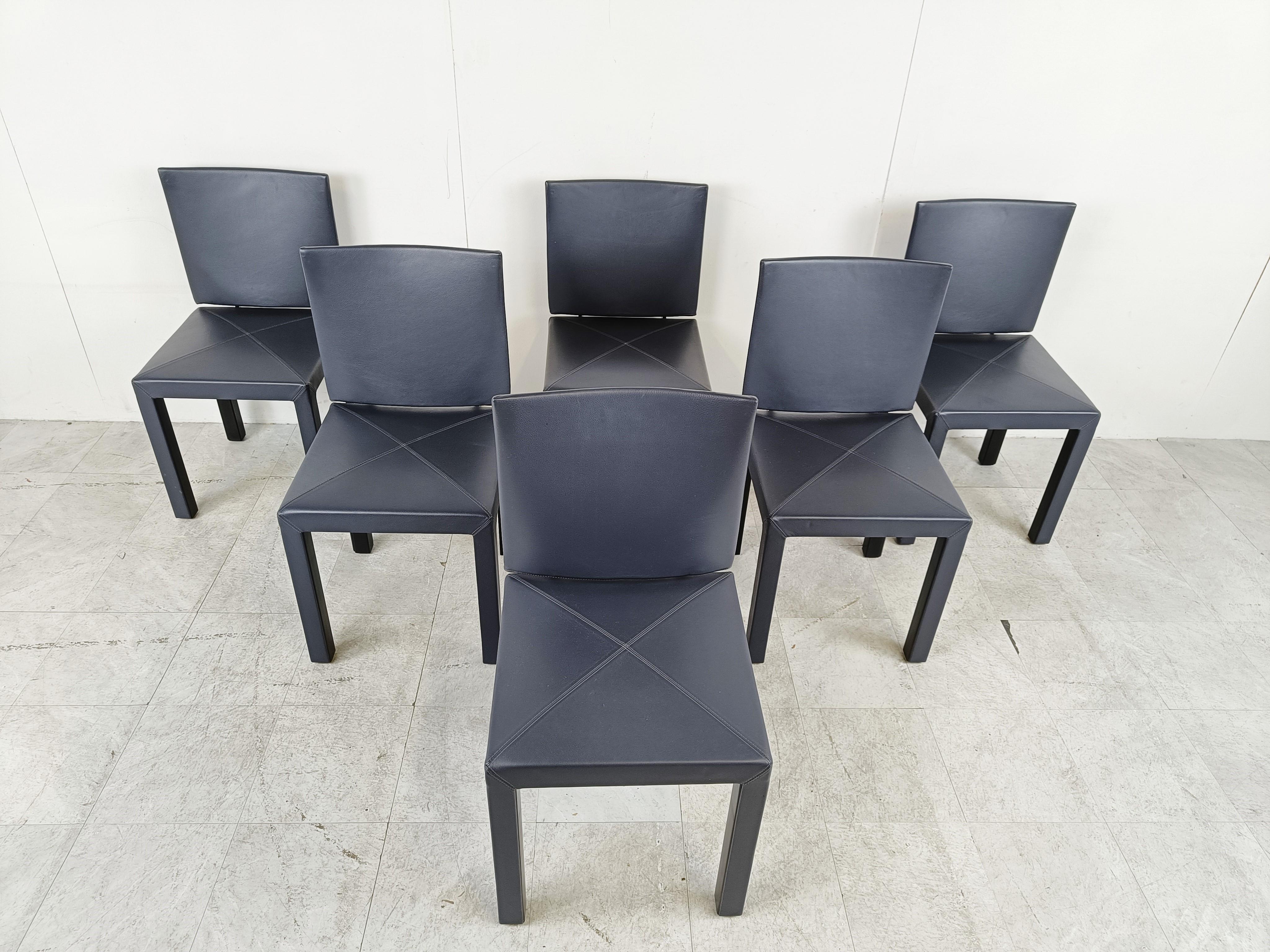 Set of 6 Arcara dining chairs designed by Paolo Piva for B& B italia's Arcadia series.

Upholstered in dark grey leather.

They are very comfortable and the angle of the backrests can be slightly adjusted.

Good condition

1980s -