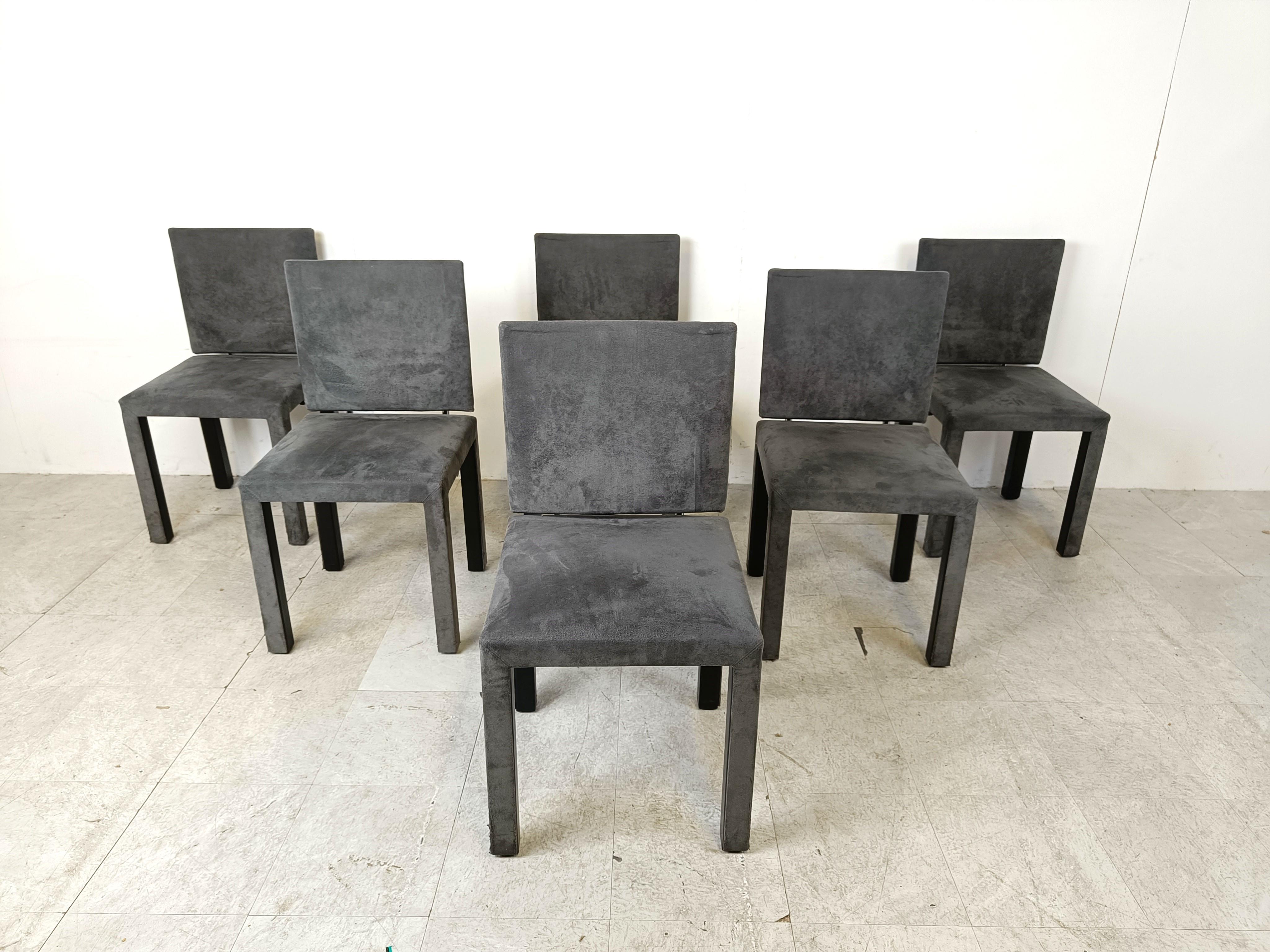 Set of 6 Arcadia dining chairs designed by Paolo Piva for B& B italia's Arcadia series.

Upholstered in grey velvet.

They are very comfortable and the angle of the backrests can be slightly adjusted.

Good condition

1980s -