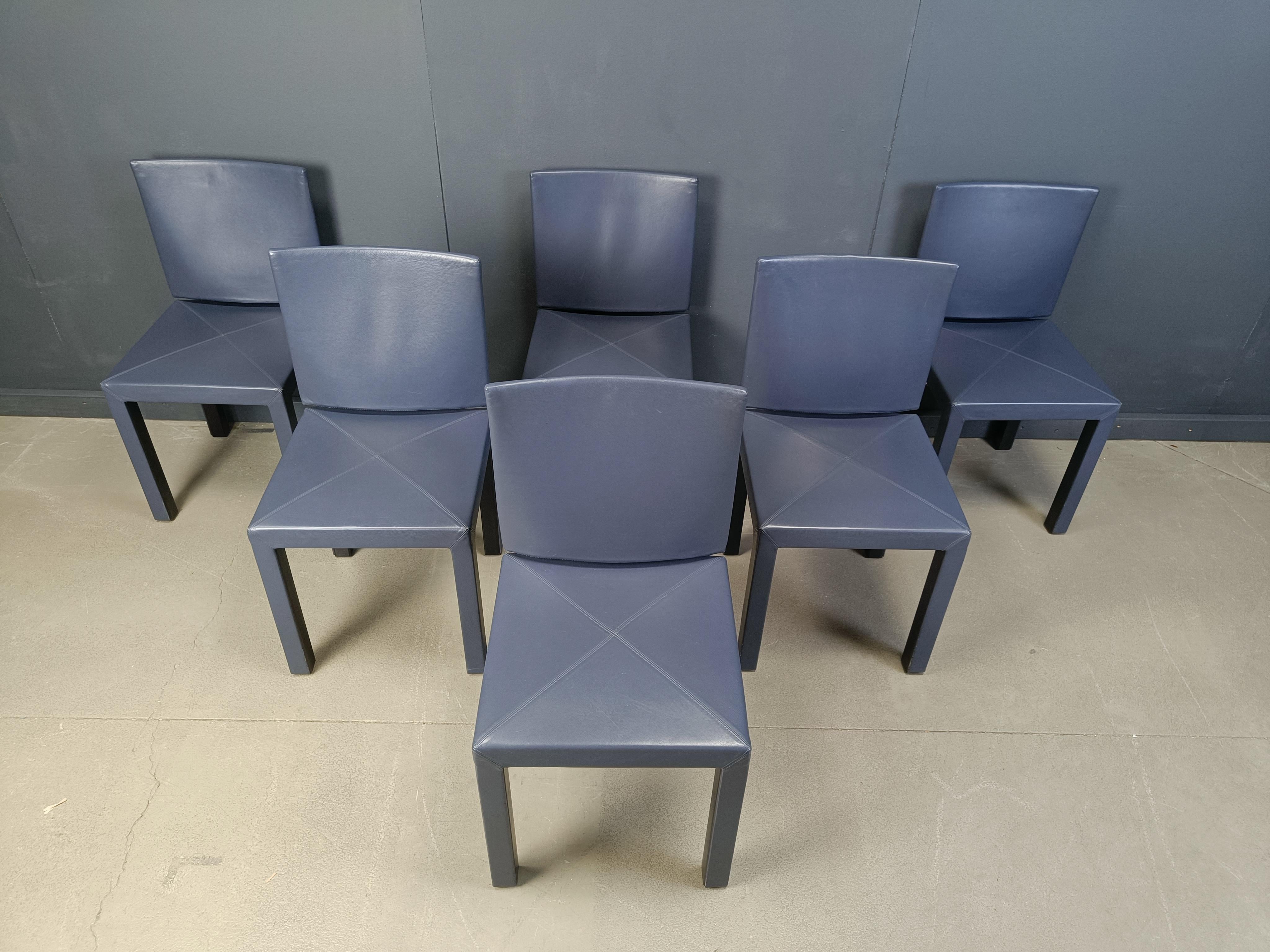 Set di 6 sedie da pranzo Arcara disegnate da Paolo Piva per la serie Arcadia di B& B Italia.

Rivestito in pelle blu scuro.

Sono molto comodi e l'angolo degli schienali può essere leggermente regolato.

Buono stato

anni '80 -
