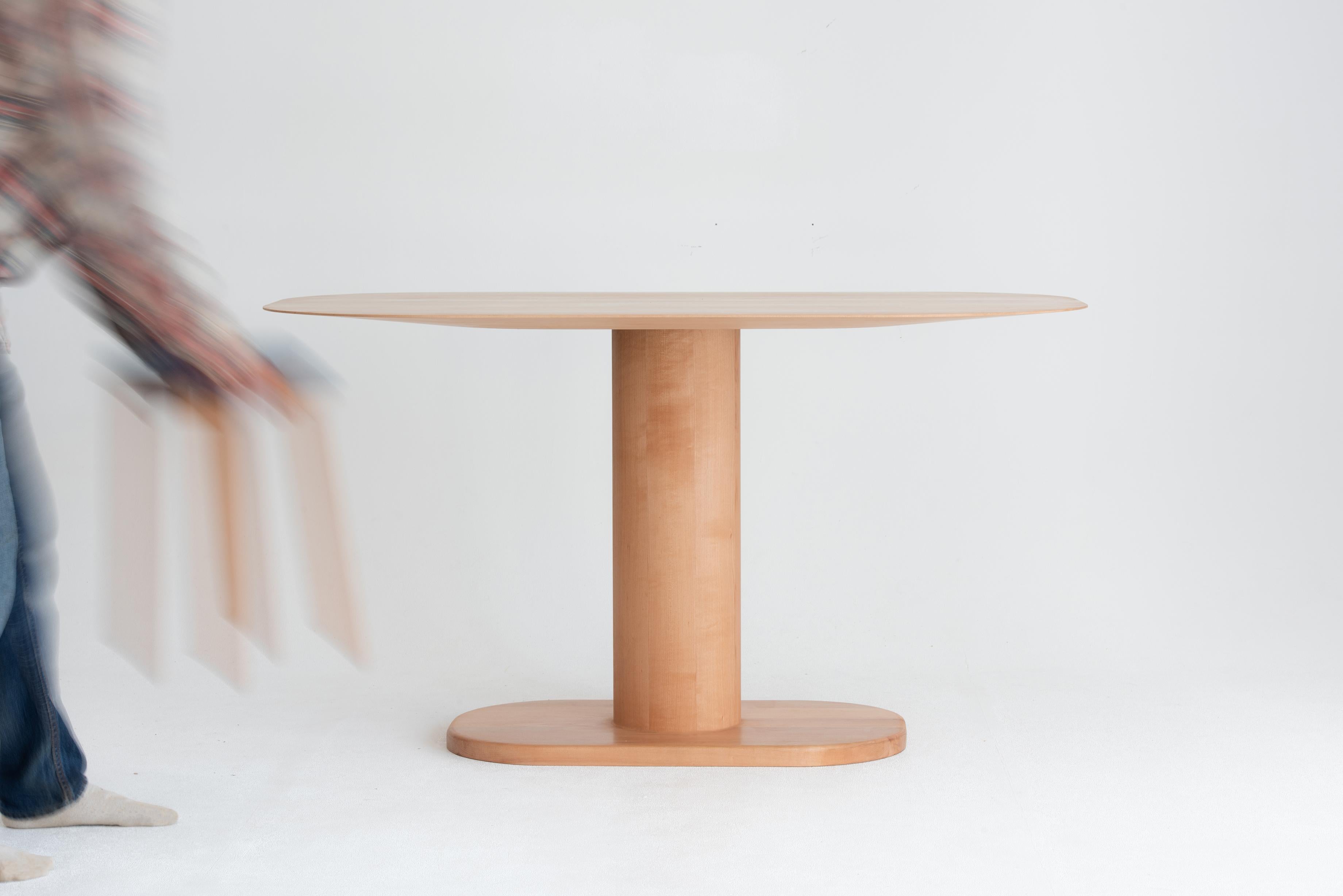 La table Arcadia équilibre force et élégance dans une forme raffinée, minimaliste et moderne. Fabriqué à la main au Danemark à partir de hêtre européen massif, son plateau ovale présente des courbes subtiles et des angles adoucis - invitant au