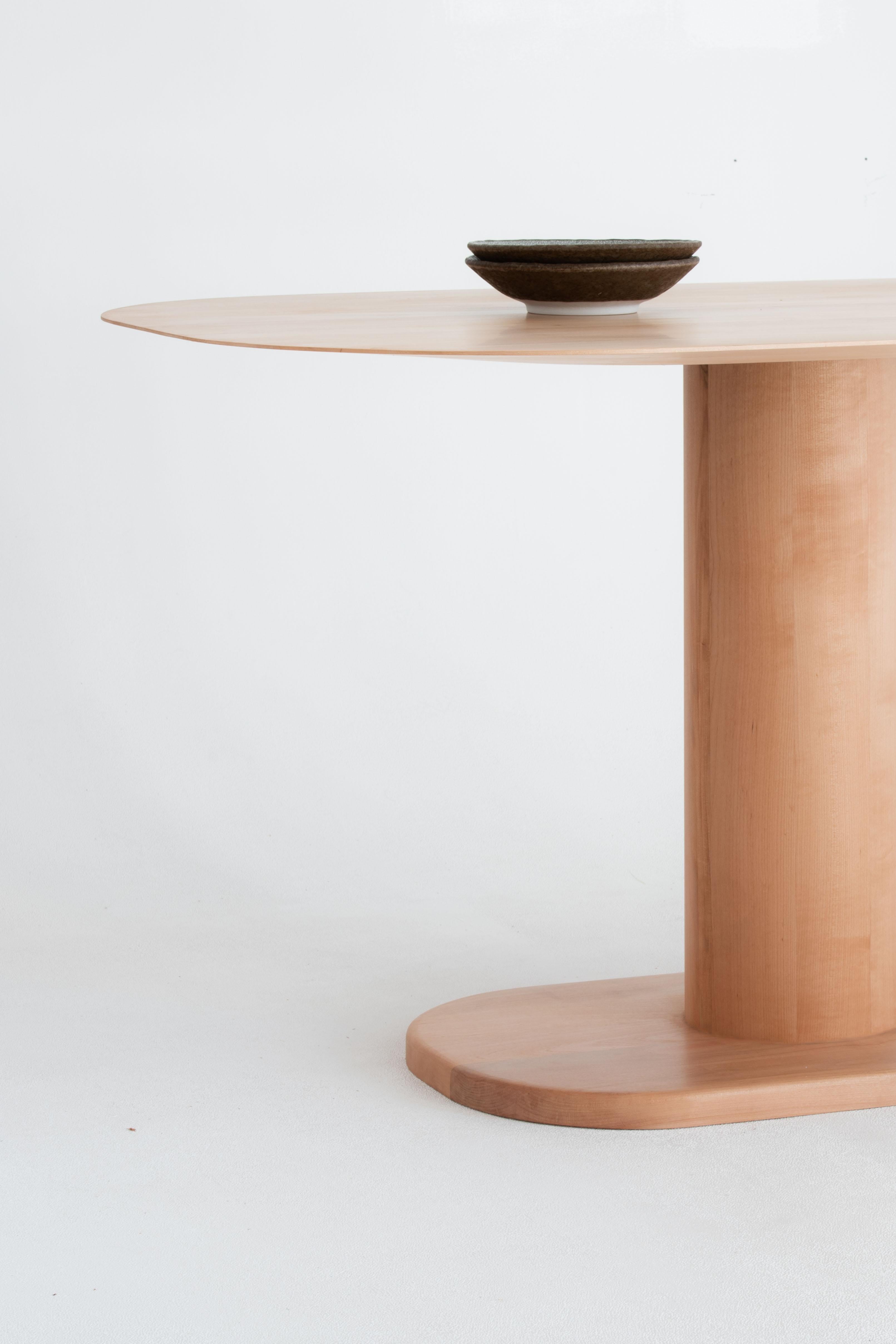 Japonisme Table à manger Arcadia  Table ovale minimaliste en Beeche massif par Studio Yann Gandon en vente