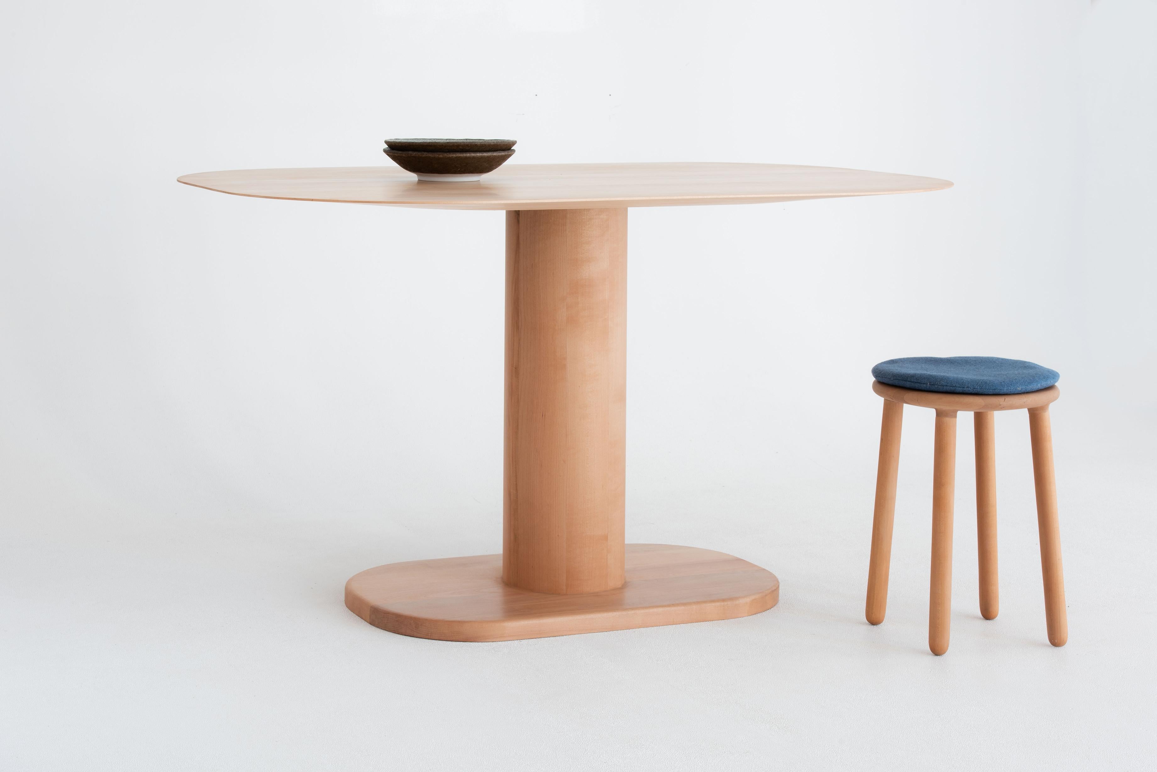 Danois Table à manger Arcadia  Table ovale minimaliste en Beeche massif par Studio Yann Gandon en vente